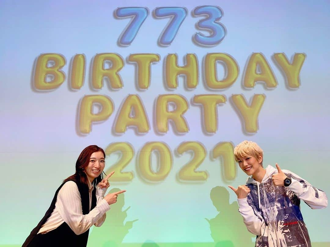 七海ひろきさんのインスタグラム写真 - (七海ひろきInstagram)「☆ 773 BirthdayParty2021！！ 生配信の中で皆が心からお祝いしてくれているのをすっごく感じだよー。 この日をずっと楽しみにしてたんだ。 司会は、昨年のバースデーに引き継ぎ蒼羽りくさん。素晴らしい司会。りくのノリの良さ最高！！ありがとう。 . テオブロマのケーキ。 プレゼントの加湿器(ジョージ)、ハイテク時計、なわとび。更に豪華な方々のVTRメッセージ。全てが凄すぎて、今年一年分のビックリを全て使った気分になったよ　笑 こんなにもみんなに愛されてるんだなぁって改めて実感できた日。本当生まれてきて良かったーー。みんなに会えて良かったーー。 . こんなに幸せな気持ちを貰ったから、もっともっと頑張りたいなって思ったよ。 これからもずっと一緒に進んでこう。 大好きだ！！ . #誕生日 #2021年1月16日 #蒼羽りく さん @riku_sorahane #心を込めてありがとう #七海ひろき」1月17日 20時00分 - hirokinanami773