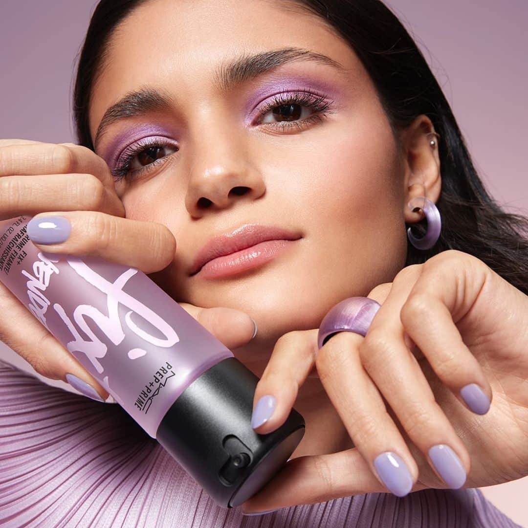 M∙A∙C Cosmetics Japanのインスタグラム：「肌にうるおいをプラスしながら、メイクをセット✨メイク前後だけでなく、アイメイクやベースメイク時にもマルチにお使いいただけます。ラベンダーの香りでリフレッシュを🌿 ㅤ #MACFixPlus #MACフィックスプラス#MACCosmeticsJapan #MACCosmetics #MAC #MACコスメ #マックコスメ #コスメ#コスメ紹介#コスメ好き #夏メイク#化粧水#ミスト#ミスト化粧水#潤い#保湿#保湿ケア#スキンケア#セルフケア#しっとり #スキンケアマニア#スキンケア用品#スキンケア大好き#スキンケア紹介#保湿化粧水#透明感#潤い肌」