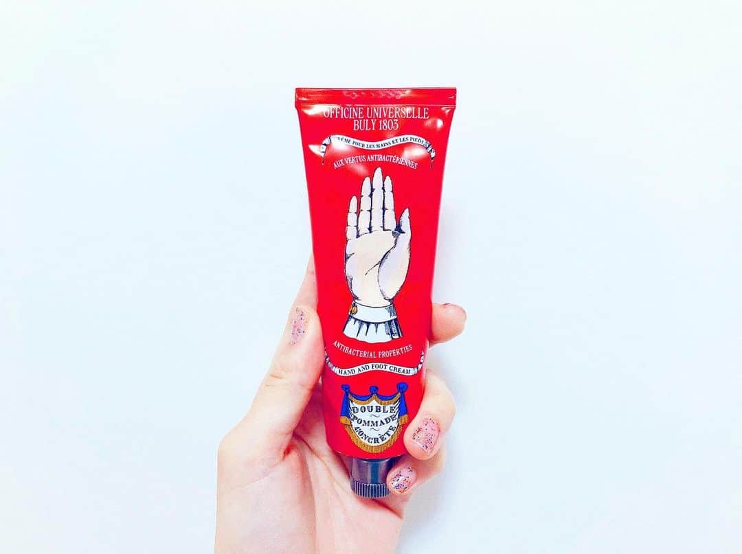 加村真美のインスタグラム：「ヘアメイクさんにいただいたハンドクリームがとっても良き👼🏻❣️  ベタつかないから携帯さわるとき嫌じゃない😚  #ハンドクリーム #officineuniversellebuly」