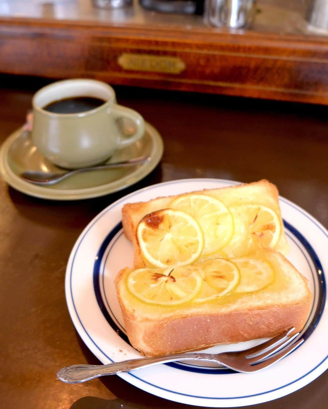 poroco（ポロコ）さんのインスタグラム写真 - (poroco（ポロコ）Instagram)「✨札幌カフェWEB連載アップしました✨  札幌のカフェ好きライター @wakacotocoto が 訪れたカフェについて語るこの連載。  今回は、宮の森で長く愛されている「WAKE CAFE」❗️  あつあつの洋食や、自家焙煎コーヒー、レモントーストなど、手づくりの美味しい味にファンの多い一軒です😋  記事は、プロフィールのURLからチェックしてみてください♪  #poroco #ポロコ #札幌カフェ #札幌cafe #sapporocafe #札幌グルメ #札幌 #円山カフェ #円山ランチ #sapporo #wakecafe #自家焙煎コーヒー店 #北海道 #hokkaido」1月17日 20時14分 - poroco_magazine