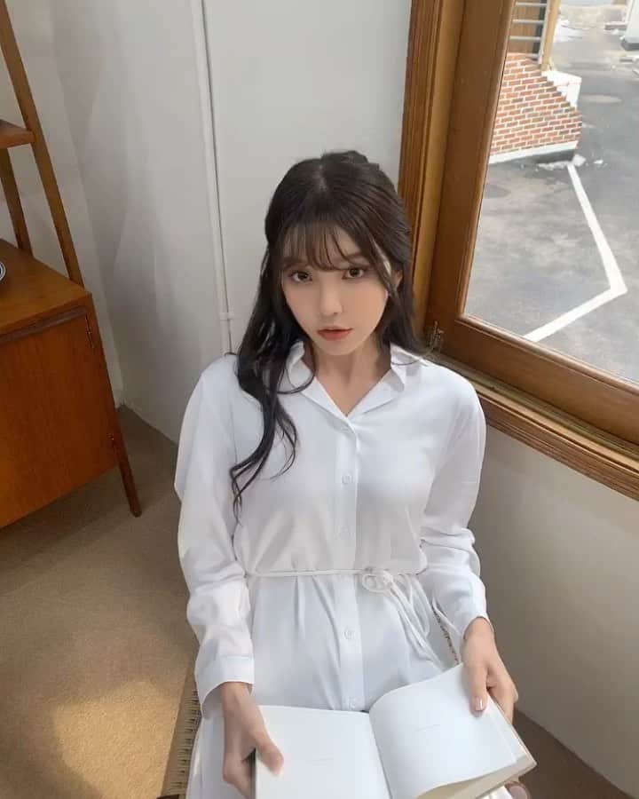 Chuuのインスタグラム：「요러케 셋뚜로 매치하면 코디 끝❣️ 롱 셔츠와 백 리본 뷔스티에 개별 상품이지만 셋뚜로 소장하시길 강력추천 드려용🤍🖤 🔜빨리 오픈 할 수 있도록 달려볼게요🏃🏻‍♀️ #chuu #chuuseoul」