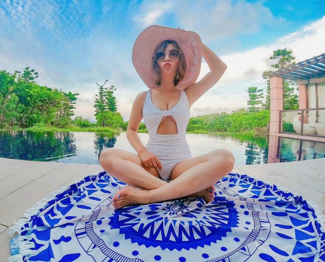 和希詩織のインスタグラム：「👙🏝✈️#過去pic  . . あぁー旅また行きたいなぁ🥺💕 宮古島の写真📸✨ プール付き最高だったなぁ😌 . . . やっぱいつでも行けるように 賢くつるつるにしときたい✨ . . . . なんなら銀座カラー　@ginzacalla_official で普通の脱毛のコースの金額に👇✨ オンラインフィットネス6ヶ月間無料 が付いてる🏋️‍♂️😎 お得感がエゲツない👏💕 . . . おうち時間フィットネスとか 体整うでしかないやん🤭💕 . . . 無料カウンセリングのご予約は 『 @ginzacalla_official 』の 公式アカウントURLからキャンペーンよーcheckだよ😋 . . . . . . . #YouTube やってます🙆‍♀️ #チャンネル登録お願いします  プロフィールのURLから飛んでね▶️ . . #銀座カラー　#脱毛　#全身脱毛　#顔脱毛　#callaPR #過去ピク #かこぴっく #宮古島　#シギラベイサイドスイートアラマンダ #最高かよ #旅したくなるフォト #たびすたぐらむ #たびじょ #tabijo#沖縄#ホテル#水着#水着コーデ」