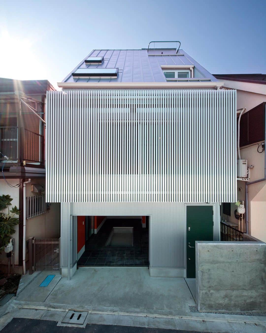 ザウス住宅プロデュースのインスタグラム：「…掘り込みピットがある狭小ガレージハウス：東京    設計：濱里豊和建築事務所 撮影：アトリエ・フロール株式会社    #garagehouse#garage#car #home#architecture#design#zaus #濱里豊和 #ザウス#ガレージハウス#建築#建築家との家づくり#暮らしを楽しむ」