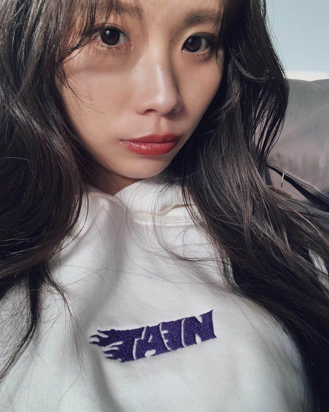 藤木祐凪のインスタグラム：「最近まつ毛事情👀✨ マツエクやめてからマツパにしてたけど それもやめて美容液とビューラーだけ✨ ここ半年くらいまつ毛美容液を 色々と試したけど 最近伸びてきた気がする🥳 今使ってるのはよく見るPHOBE BEAUTY UP🌱  #make #まつ毛美容液」