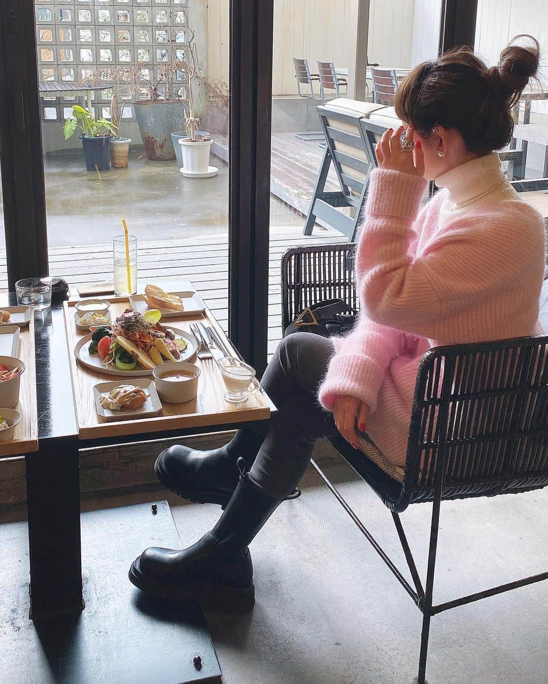 のインスタグラム：「pink×black🦩🖤  knit @uniqlo  cardigan @blanc_official.jp  denim @hm  bag/boots @newbottega」
