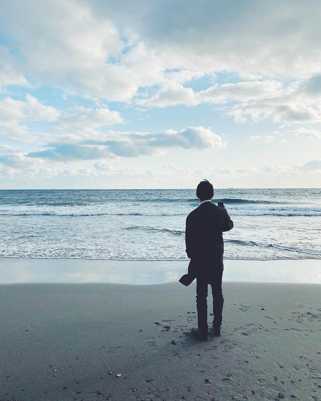 yukaのインスタグラム：「冬の冷たい空気は嫌いじゃない。 ・ ・ ・ ストーリーズには、2年前に撮った息子が。 良かったら見比べてみて下さい☺︎ ・ ・ #息子盗撮クラブ #igersjp  #team_jp_ #indies_gram  #ダレカニミセタイソラ #vsco  #shotoniphone  #Apple #sea」