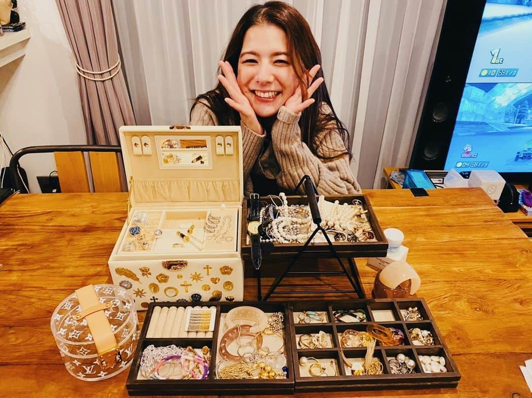 スザンヌさんのインスタグラム写真 - (スザンヌInstagram)「すきすきアクセと かわわぁなジュエリーケース💎  今回の#スザンヌchannel は だいすきなお気に入り💎 アクセサリーとシルバー磨き♡ 不思議な液体にいれてみました！！ です☺️  わたしの毎日アクセとびっくり衝撃！シルバー磨きの技を大放出しています♡ピカピカなったよー！！  是非♡ご覧ください☺️🌈  #スザンヌチャンネル #YouTube #プロフィールからyoutube飛べます」1月17日 20時08分 - suzanneeee1028