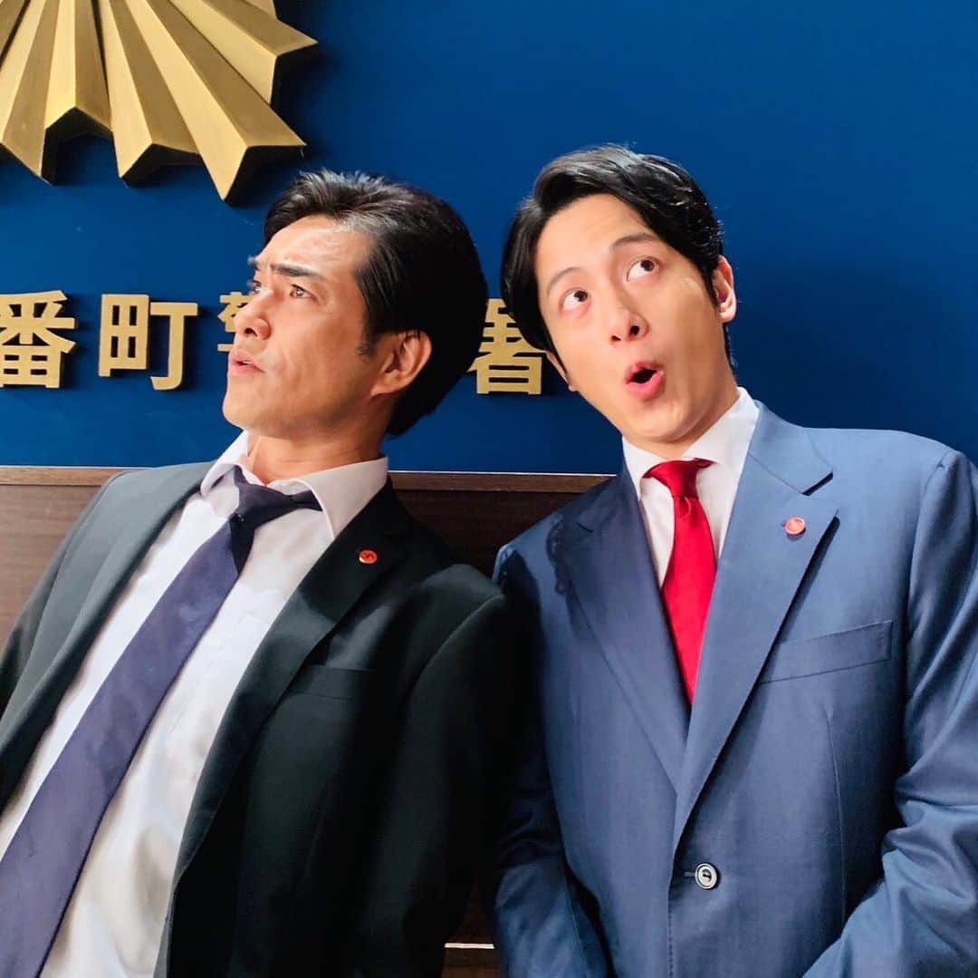 天国と地獄 ~サイコな2人~のインスタグラム：「#天国と地獄 ~サイコな2人~ 第1話放送までもうすぐ‼️  #河原主任と八巻くん #関西弁でいつも盛り上がってます #ハイチーズで即座にポーズ #さすがです👏 #綾瀬はるか #高橋一生 #柄本佑 #溝端淳平 #北村一輝」