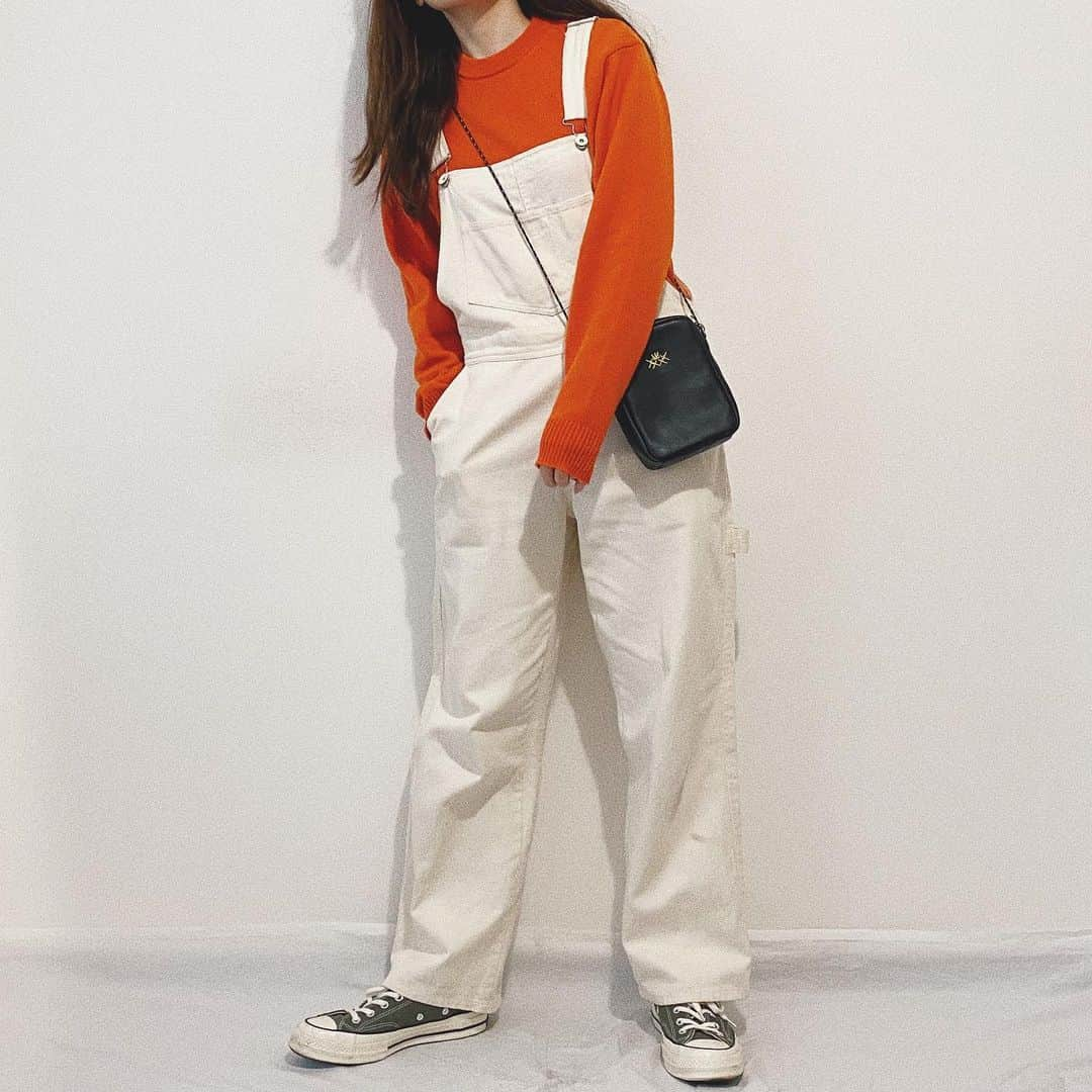 かほこ。さんのインスタグラム写真 - (かほこ。Instagram)「ㅤㅤㅤㅤㅤㅤㅤㅤㅤㅤㅤㅤㅤ ㅤㅤㅤㅤㅤㅤㅤㅤㅤㅤㅤㅤㅤ outer : #dholic knit : #gu overall : #parici bag : #kinggnu sneakers : #converse #ct70 ㅤㅤㅤㅤㅤㅤㅤㅤㅤㅤㅤㅤㅤ スーパー行っただけの日。オレンジニット安かったから買ったけどとてもお気に入り🍊デニムとも相性いいけど、白のオーバーオールに合わせてみました🤍ぬーのショルダーに財布とエコバッグだけ詰めてサササ🏃🏻‍♀️ ㅤㅤㅤㅤㅤㅤㅤㅤㅤㅤㅤㅤㅤ 18℃のいい天気だった日、スーパー行く頃にはもう寒かったです☃️気温差みなさんお気を付けて。 ㅤㅤㅤㅤㅤㅤㅤㅤㅤㅤㅤㅤㅤ #kaho_fashion #ボア #オーバーオール #オレンジニット #ショルダーバッグ #スニーカー」1月17日 20時09分 - xxokohakxx