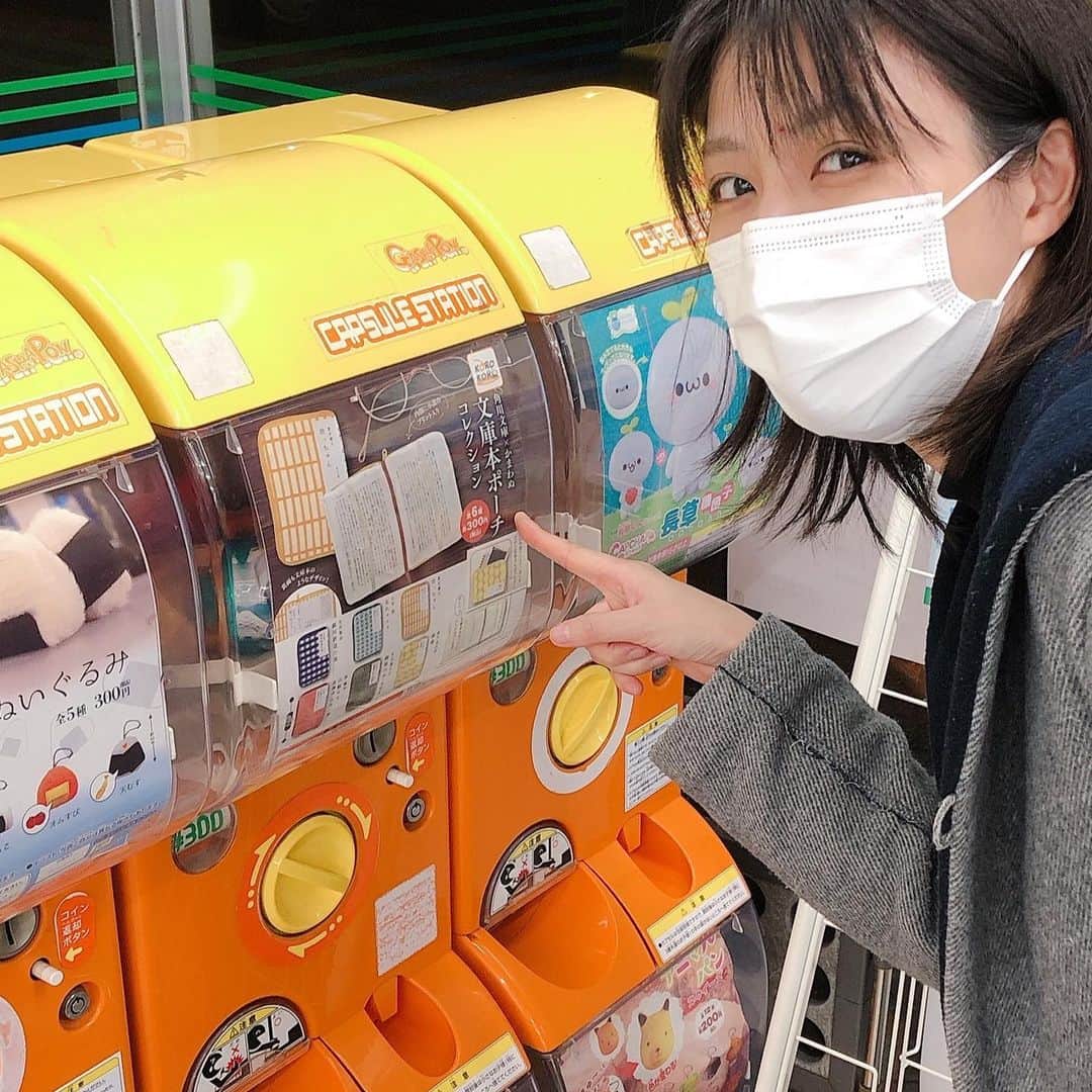 渋谷飛鳥のインスタグラム：「#文庫本ポーチ #文庫本カバー　にもなる #ガチャガチャ  #夏目漱石 #坊っちゃん #欲しかったのが一発で出てラッキー #おでこの赤いのはお気になさらず」