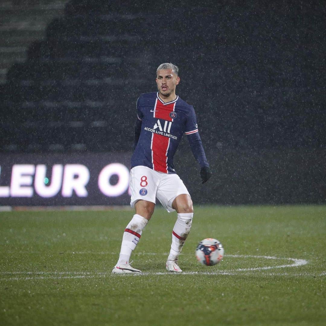 レアンドロ・ダニエル・パレデスのインスタグラム：「Victoria importantísima +3 👏🏽❤️💙 @psg」