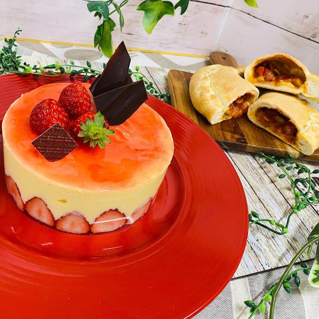 のインスタグラム：「✨オープンキャンパスレポート✨  今日はスイーツ🍰もお料理🍕も 作れる、W体験DAY  🍓いちごのフレジエ🍓 🇮🇹カルツォーネ🇮🇹  参加してくださったみなさん たっぷり実習お疲れ様でした😆  次回のW体験DAYは2月20日(土)‼️ メニューはホームページをチェック☝️  ✨お年玉企画✨ 北海道のおいしいと 卒業生を応援📣 必ず当たる大抽選会開催🙌  何が当たるかはお楽しみ😆 1月限定のスペシャル オープンキャンパス  ぜひご予約ください💁‍♀️ ベルエポックで作って楽しい 体験をしよう💖  #ベルエポック  #おでかけ授業 #特別授業 #業界直結 #プロから学ぶ #本物 #学び #製菓  #調理  #カフェ  #製菓調理専門学校ベルエポック #衛生管理  #食材教育 #札幌ベルエポック製菓調理専門学校 #いろいろな体験と #たくさんの出逢い #可能性が広がる #ベルエポック #学ぶ #身につく #技術 #instagram #新年 #進路選び #オープンキャンパス」