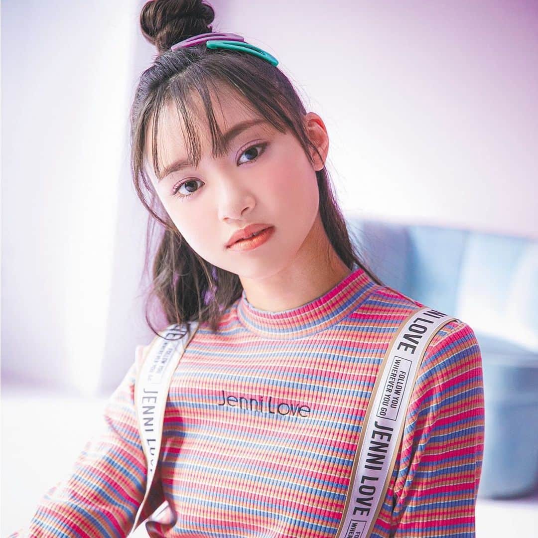 JENNI loveさんのインスタグラム写真 - (JENNI loveInstagram)「昨日のpostのアップver.♡ あーかわいい🙈💓 1枚で華やかなマルチボーダーはモコモコアウターやブルゾンなど単色アウターとベストマッチ✨✨  気づけばALLブラックだった…ってことも多い今のシーズンからぜひ取り入れてほしいな💓  他の色もかわいいのでジェニィSHOPブログやオンラインショップでチェックしてね♡  #jennilove  #ジェニィラブ #犬飼恋彩 #レイラ #ニコプチ #マルチボーダー」1月17日 20時12分 - jennilove_official