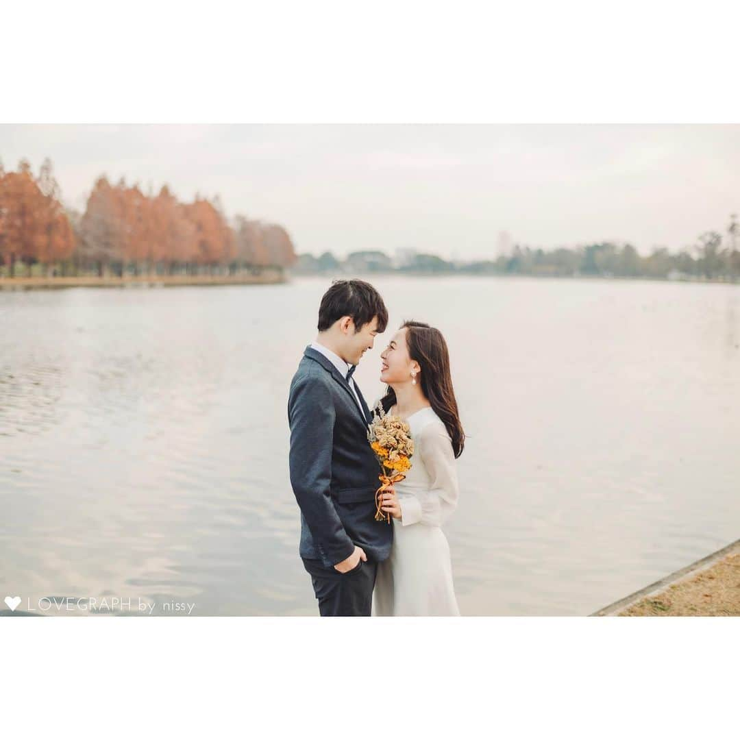 Lovegraph［ラブグラフ］さんのインスタグラム写真 - (Lovegraph［ラブグラフ］Instagram)「冬のweddin photo🍂 ㅤㅤㅤ 👰「カメラマンの @nissy_photograph さんがわかりやすくポーズ指導してくださったおかげで、素敵な写真がたくさん撮れました。いい思い出がまた一つ増えました。ありがとうございました。✨」 ㅤㅤㅤ ୨୧┈┈┈┈୨୧ ㅤㅤㅤ Lovegraphで撮影した過去のお写真を毎晩投稿❁︎ ㅤㅤㅤ カップル・ウェディング・ファミリー・プロフィール写真など様々なジャンルの撮影を受け付けています📸💫 ㅤㅤㅤ ご予約はプロフィールURLからどうぞ☺️✈️ @lovegraph_me ㅤㅤㅤ 姉妹アカウントもチェックしてください✩︎⡱ ㅤㅤㅤ 👶🏻 @lovegraph_kids 💍 @lovegraph_wedding 🤰 @lovegraph_maternity 📸 @lovegraph_academy ㅤㅤㅤ ୨୧┈┈┈┈୨୧ ㅤㅤㅤ #Lovegraph #ラブグラフ #幸せな瞬間をもっと世界に ㅤㅤㅤ #カップルフォト #カップル写真 #ウェディング前撮り #ロケーションフォト #エンゲージメントフォト #プレ花嫁さんと繋がりたい #花嫁ヘア #前撮りポーズ #wedding #写真好きな人と繋がりたい」1月17日 20時22分 - lovegraph_me