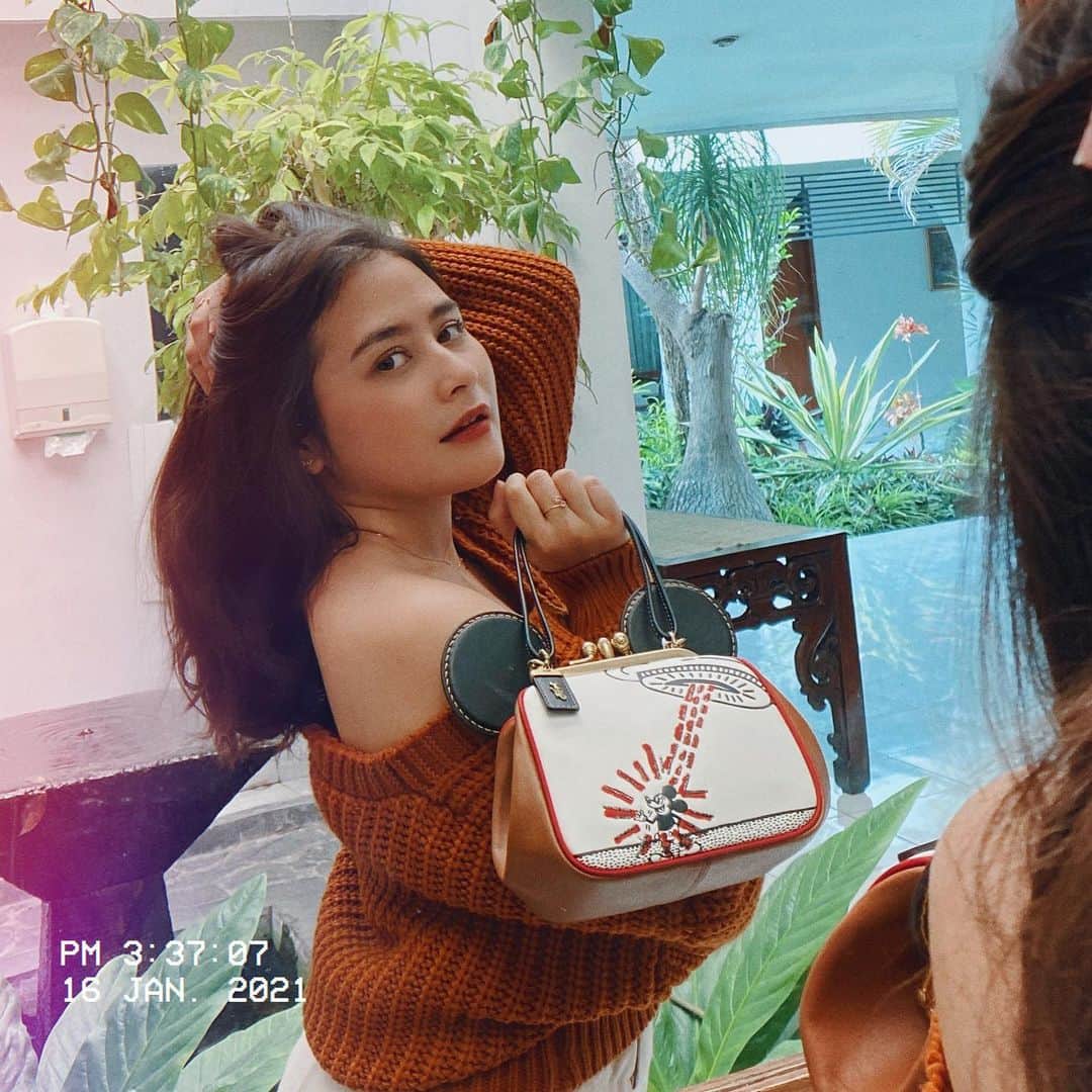 Prilly Latuconsinaさんのインスタグラム写真 - (Prilly LatuconsinaInstagram)「When I first see this @coach #DisneyxHaringxCoach bag..  I was so surprised by how adorable this kiss lock bag 😍, and since then I've been using this bag so frequently. YES! Double the cute and fun! Shop yours now only at Coach nearest store or shop from home through @kanmogroup.fashion  #CoachNY #CoachIndonesia」1月17日 20時22分 - prillylatuconsina96