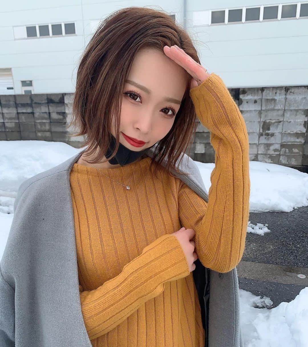 こっちゃんのインスタグラム：「髪の毛伸びてきたから外ハネできるようになった(*◎ｖ◎*)  雨が降ってたから気持ち程度の手🤚🏻🤚🏻🤚🏻🤚🏻🤚🏻🤚🏻🤚🏻どすこい . . . . . . . . . . . #サロモ  #関西サロモ #ヘアアレンジ  #ショートボブ  #撮影 #セルカ #カラコン #メイク #ショートヘア #イエベ  #難波 #ハンサムショート  #梅田 #메이크업 #ハンサムショート女子  #ショートヘアアレンジ  #カット #カラー #셀카  #미용 #좋아요 #ピアス #富山 #富山美容室 #そとはねボブ #外ハネボブ」