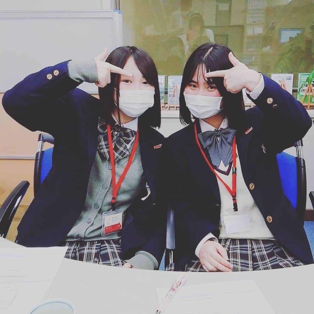 てゲてゲハイスクール→ハウスさんのインスタグラム写真 - (てゲてゲハイスクール→ハウスInstagram)「今週は「＃鹿児島情報高校」の皆さんとお送りした50分間‼️ ・ 情報処理科3年のゴマモンこと、竹内華歩（たけうち かほ）さん《左》 ・ みさとこと、久保美怜（くぼ みさと）さん《右》 ・ 「川商ハウス presents てゲてゲハイスクールフェスティバル2021」にも参加していただくお二人✌️SNS担当として、高校生の輝く姿を発信してくれます👏 ・ 普段は、「＃鹿児島盛り上げ隊」の活動もしているお二人‼️高校生から見た、鹿児島の日常の風景を日々発信しています📸 ・ 写真や動画ですが、どんなアプリを使っているのか気になるところ...二人は「VSCO」というアプリをよく使うそう☝️なんでも、エモい写真にすることが出来るとのこと😊 ・ 「てゲハイ→ハウス」のSNSについても恐る恐る印象を聞いてみたところ、「いいと思います！」と合格点をいただきました👏気を使わせてしまいすみません🙇‍♂️ ・ これまで2人が印象に残っている投稿は... ・ ゴマモン→大島紬を着た同級生を撮影した‼️ みさと→仙厳園で撮影した‼️ ・ ぜひ、「＃鹿児島盛り上げ隊」をチェックしてみてください🤙 ・ てゲハイフェスでは「舞台裏の様子をインタビューして発信したい！」とのこと‼️LIVE配信では見れない高校生の素の表情なども引き出してくれると思います👍 ・ 番組の後半は「#てゲトーク」。1月22日が最終出校日ということで、「高校生活の思い出～！」をテーマにお話しを聞きました👂 ・ ○・・・・ゴマモン ・ 思い出に残っているのは修学旅行✈️群馬・東京・千葉に行きました！都会はビルがたくさんでビックリ（笑） ・ 食欲が止まらない🍙入学してから10㎏体重が増えた...好きな食べ物は、ささみ・お米・お菓子🍭 ・ 〇・・・・みさと ・ 最近は カフェ巡りが好きです☕️インスタでお気に入りを探していて、飲むのはオレンジュース🍹 ・ 部活は吹奏楽部に所属していました👍パートはサックスで、去年11月には録音審査で全国大会に出場しました🎷 ・ 目の付けどころがシャープなお二人、てゲハイフェスでのSNSの発信も楽しみです✌️鹿児島情報高校の皆さん、ありがとうございました😭 ・ 2/14(日)13時から川商ホールで開催の、「川商ハウスプレゼンツ　てゲてゲハイスクールフェスティバル2021」🎉ライブ配信での開催となりますので、てゲハイフェスHPで随時更新される最新情報を見逃さないようにですよ~~~~~♪そして、「2021年に実現したいこと」をメッセージで大募集中です✌️ ・ ・ #tegeh #tege2 #てゲてゲ #MBC #MBCラジオ #鹿児島 #鹿児島県 #鹿児島情報高校  #情報処理科  #てゲてゲハイスクールフェスティバル2021 #てゲハイフェス  #鹿児島盛り上げ隊  #吹奏楽部 #食欲が止まらない  #ラジオ #ラジコ #radiko」1月17日 20時18分 - mbc_tegeh