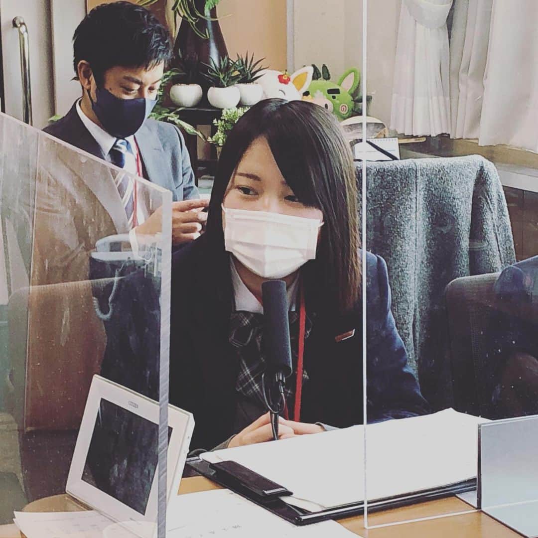 てゲてゲハイスクール→ハウスさんのインスタグラム写真 - (てゲてゲハイスクール→ハウスInstagram)「今週は「＃鹿児島情報高校」の皆さんとお送りした50分間‼️ ・ 情報処理科3年のゴマモンこと、竹内華歩（たけうち かほ）さん《左》 ・ みさとこと、久保美怜（くぼ みさと）さん《右》 ・ 「川商ハウス presents てゲてゲハイスクールフェスティバル2021」にも参加していただくお二人✌️SNS担当として、高校生の輝く姿を発信してくれます👏 ・ 普段は、「＃鹿児島盛り上げ隊」の活動もしているお二人‼️高校生から見た、鹿児島の日常の風景を日々発信しています📸 ・ 写真や動画ですが、どんなアプリを使っているのか気になるところ...二人は「VSCO」というアプリをよく使うそう☝️なんでも、エモい写真にすることが出来るとのこと😊 ・ 「てゲハイ→ハウス」のSNSについても恐る恐る印象を聞いてみたところ、「いいと思います！」と合格点をいただきました👏気を使わせてしまいすみません🙇‍♂️ ・ これまで2人が印象に残っている投稿は... ・ ゴマモン→大島紬を着た同級生を撮影した‼️ みさと→仙厳園で撮影した‼️ ・ ぜひ、「＃鹿児島盛り上げ隊」をチェックしてみてください🤙 ・ てゲハイフェスでは「舞台裏の様子をインタビューして発信したい！」とのこと‼️LIVE配信では見れない高校生の素の表情なども引き出してくれると思います👍 ・ 番組の後半は「#てゲトーク」。1月22日が最終出校日ということで、「高校生活の思い出～！」をテーマにお話しを聞きました👂 ・ ○・・・・ゴマモン ・ 思い出に残っているのは修学旅行✈️群馬・東京・千葉に行きました！都会はビルがたくさんでビックリ（笑） ・ 食欲が止まらない🍙入学してから10㎏体重が増えた...好きな食べ物は、ささみ・お米・お菓子🍭 ・ 〇・・・・みさと ・ 最近は カフェ巡りが好きです☕️インスタでお気に入りを探していて、飲むのはオレンジュース🍹 ・ 部活は吹奏楽部に所属していました👍パートはサックスで、去年11月には録音審査で全国大会に出場しました🎷 ・ 目の付けどころがシャープなお二人、てゲハイフェスでのSNSの発信も楽しみです✌️鹿児島情報高校の皆さん、ありがとうございました😭 ・ 2/14(日)13時から川商ホールで開催の、「川商ハウスプレゼンツ　てゲてゲハイスクールフェスティバル2021」🎉ライブ配信での開催となりますので、てゲハイフェスHPで随時更新される最新情報を見逃さないようにですよ~~~~~♪そして、「2021年に実現したいこと」をメッセージで大募集中です✌️ ・ ・ #tegeh #tege2 #てゲてゲ #MBC #MBCラジオ #鹿児島 #鹿児島県 #鹿児島情報高校  #情報処理科  #てゲてゲハイスクールフェスティバル2021 #てゲハイフェス  #鹿児島盛り上げ隊  #吹奏楽部 #食欲が止まらない  #ラジオ #ラジコ #radiko」1月17日 20時18分 - mbc_tegeh