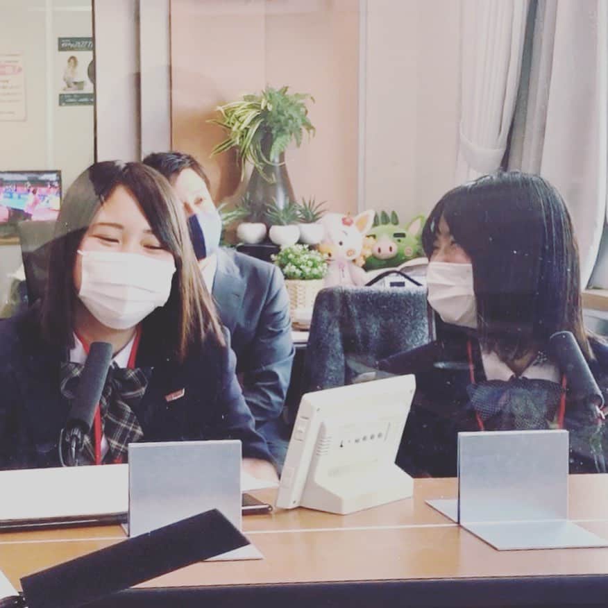 てゲてゲハイスクール→ハウスさんのインスタグラム写真 - (てゲてゲハイスクール→ハウスInstagram)「今週は「＃鹿児島情報高校」の皆さんとお送りした50分間‼️ ・ 情報処理科3年のゴマモンこと、竹内華歩（たけうち かほ）さん《左》 ・ みさとこと、久保美怜（くぼ みさと）さん《右》 ・ 「川商ハウス presents てゲてゲハイスクールフェスティバル2021」にも参加していただくお二人✌️SNS担当として、高校生の輝く姿を発信してくれます👏 ・ 普段は、「＃鹿児島盛り上げ隊」の活動もしているお二人‼️高校生から見た、鹿児島の日常の風景を日々発信しています📸 ・ 写真や動画ですが、どんなアプリを使っているのか気になるところ...二人は「VSCO」というアプリをよく使うそう☝️なんでも、エモい写真にすることが出来るとのこと😊 ・ 「てゲハイ→ハウス」のSNSについても恐る恐る印象を聞いてみたところ、「いいと思います！」と合格点をいただきました👏気を使わせてしまいすみません🙇‍♂️ ・ これまで2人が印象に残っている投稿は... ・ ゴマモン→大島紬を着た同級生を撮影した‼️ みさと→仙厳園で撮影した‼️ ・ ぜひ、「＃鹿児島盛り上げ隊」をチェックしてみてください🤙 ・ てゲハイフェスでは「舞台裏の様子をインタビューして発信したい！」とのこと‼️LIVE配信では見れない高校生の素の表情なども引き出してくれると思います👍 ・ 番組の後半は「#てゲトーク」。1月22日が最終出校日ということで、「高校生活の思い出～！」をテーマにお話しを聞きました👂 ・ ○・・・・ゴマモン ・ 思い出に残っているのは修学旅行✈️群馬・東京・千葉に行きました！都会はビルがたくさんでビックリ（笑） ・ 食欲が止まらない🍙入学してから10㎏体重が増えた...好きな食べ物は、ささみ・お米・お菓子🍭 ・ 〇・・・・みさと ・ 最近は カフェ巡りが好きです☕️インスタでお気に入りを探していて、飲むのはオレンジュース🍹 ・ 部活は吹奏楽部に所属していました👍パートはサックスで、去年11月には録音審査で全国大会に出場しました🎷 ・ 目の付けどころがシャープなお二人、てゲハイフェスでのSNSの発信も楽しみです✌️鹿児島情報高校の皆さん、ありがとうございました😭 ・ 2/14(日)13時から川商ホールで開催の、「川商ハウスプレゼンツ　てゲてゲハイスクールフェスティバル2021」🎉ライブ配信での開催となりますので、てゲハイフェスHPで随時更新される最新情報を見逃さないようにですよ~~~~~♪そして、「2021年に実現したいこと」をメッセージで大募集中です✌️ ・ ・ #tegeh #tege2 #てゲてゲ #MBC #MBCラジオ #鹿児島 #鹿児島県 #鹿児島情報高校  #情報処理科  #てゲてゲハイスクールフェスティバル2021 #てゲハイフェス  #鹿児島盛り上げ隊  #吹奏楽部 #食欲が止まらない  #ラジオ #ラジコ #radiko」1月17日 20時18分 - mbc_tegeh