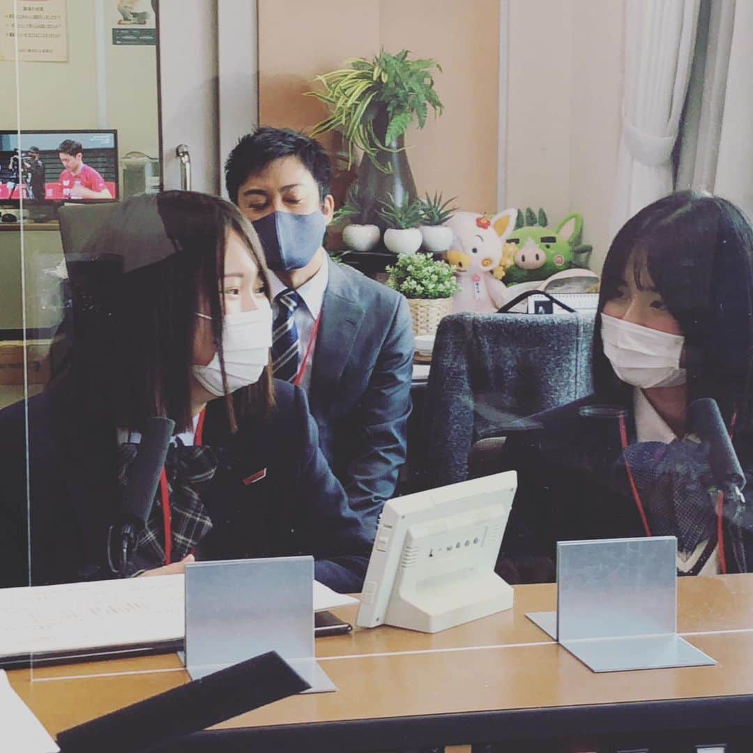 てゲてゲハイスクール→ハウスさんのインスタグラム写真 - (てゲてゲハイスクール→ハウスInstagram)「今週は「＃鹿児島情報高校」の皆さんとお送りした50分間‼️ ・ 情報処理科3年のゴマモンこと、竹内華歩（たけうち かほ）さん《左》 ・ みさとこと、久保美怜（くぼ みさと）さん《右》 ・ 「川商ハウス presents てゲてゲハイスクールフェスティバル2021」にも参加していただくお二人✌️SNS担当として、高校生の輝く姿を発信してくれます👏 ・ 普段は、「＃鹿児島盛り上げ隊」の活動もしているお二人‼️高校生から見た、鹿児島の日常の風景を日々発信しています📸 ・ 写真や動画ですが、どんなアプリを使っているのか気になるところ...二人は「VSCO」というアプリをよく使うそう☝️なんでも、エモい写真にすることが出来るとのこと😊 ・ 「てゲハイ→ハウス」のSNSについても恐る恐る印象を聞いてみたところ、「いいと思います！」と合格点をいただきました👏気を使わせてしまいすみません🙇‍♂️ ・ これまで2人が印象に残っている投稿は... ・ ゴマモン→大島紬を着た同級生を撮影した‼️ みさと→仙厳園で撮影した‼️ ・ ぜひ、「＃鹿児島盛り上げ隊」をチェックしてみてください🤙 ・ てゲハイフェスでは「舞台裏の様子をインタビューして発信したい！」とのこと‼️LIVE配信では見れない高校生の素の表情なども引き出してくれると思います👍 ・ 番組の後半は「#てゲトーク」。1月22日が最終出校日ということで、「高校生活の思い出～！」をテーマにお話しを聞きました👂 ・ ○・・・・ゴマモン ・ 思い出に残っているのは修学旅行✈️群馬・東京・千葉に行きました！都会はビルがたくさんでビックリ（笑） ・ 食欲が止まらない🍙入学してから10㎏体重が増えた...好きな食べ物は、ささみ・お米・お菓子🍭 ・ 〇・・・・みさと ・ 最近は カフェ巡りが好きです☕️インスタでお気に入りを探していて、飲むのはオレンジュース🍹 ・ 部活は吹奏楽部に所属していました👍パートはサックスで、去年11月には録音審査で全国大会に出場しました🎷 ・ 目の付けどころがシャープなお二人、てゲハイフェスでのSNSの発信も楽しみです✌️鹿児島情報高校の皆さん、ありがとうございました😭 ・ 2/14(日)13時から川商ホールで開催の、「川商ハウスプレゼンツ　てゲてゲハイスクールフェスティバル2021」🎉ライブ配信での開催となりますので、てゲハイフェスHPで随時更新される最新情報を見逃さないようにですよ~~~~~♪そして、「2021年に実現したいこと」をメッセージで大募集中です✌️ ・ ・ #tegeh #tege2 #てゲてゲ #MBC #MBCラジオ #鹿児島 #鹿児島県 #鹿児島情報高校  #情報処理科  #てゲてゲハイスクールフェスティバル2021 #てゲハイフェス  #鹿児島盛り上げ隊  #吹奏楽部 #食欲が止まらない  #ラジオ #ラジコ #radiko」1月17日 20時18分 - mbc_tegeh