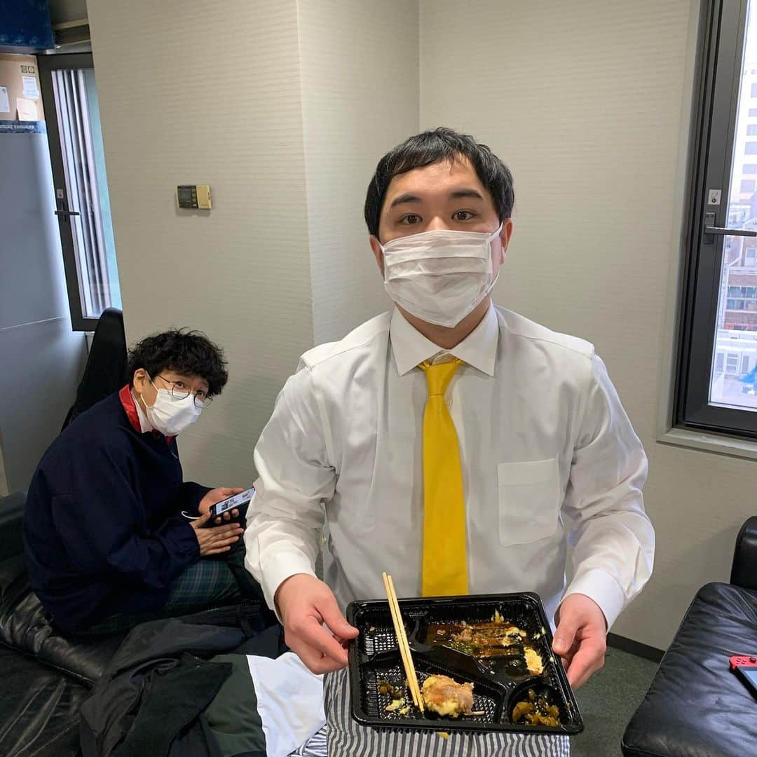 池田真一のインスタグラム：「せいやがこっちこっち〜弁当注文してくれたよ！ありがとうな！ でも、マスク薄いな〜」