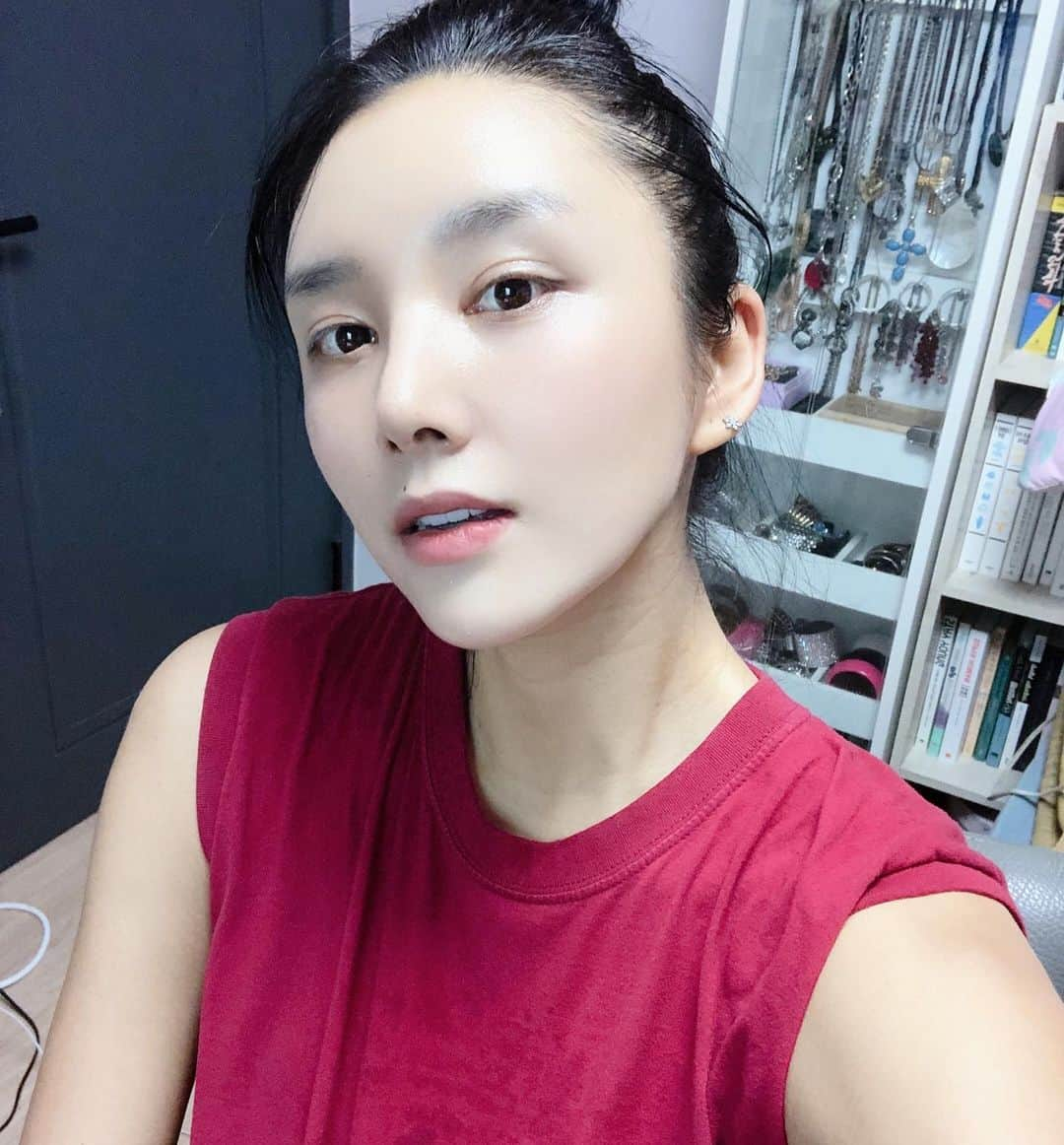 Areum Jungさんのインスタグラム写真 - (Areum JungInstagram)「2주간 주말을 온라인 스포츠영양트레이너 교육에 올인했습니다. 비록 못생김과 수면바지와 보냈어도, 블링블링 화려하진않았어도 후회없이 소중한 시간이었어요. 1시부터 6시까지 무려 5시간동안 열강해주신 @nutritionist.fitology 이호욱쌤께 감사드리고싶습니다! 쌤의 뇌를 훔치고싶..아날로그인간 기계치에게 온라인적응이 초큼 힘겹긴했어요 ㅋㅋㅋ아이러니하게도 아이패드로 강의 들으며 손필기ㅋㅋㅋ😅😅😅도저히 기계는 힘들어요..강의듣는이상은 불가능ㅋㅋㅋ . 무튼 내일부턴 헬스장들도 재개하고 또 무슨 상황이 펼쳐질지 모르겠지만. 걍 흔들리지않고 제 갈 길을 가려합니다. 365일을 더 어리게 ㅋ 더 아름답고 멋지게 살려고합니다.  자주 그런 생각을 해요. 모두에게 힘든 요즘 내가 사랑하는 사람들을 위하고 지키는 길은 그저 하루하루 할 수 있는 것에 최선을 다하는것이라구요.어차피 맘대로 안 되는 세상입니다. 할 수 있는 것을 매일 해야죠.  아 ㅋㅋㅋ제가 오늘 성공한 노밀가루노설탕 다이어트쿠키는 요렇게 만들었습니다!! ㅋㅋㅋ 전완근이 완전 펌핑되도록 달걀흰자 머랭을 겁나 쳐주시고요 거기다 아몬드가루 버터(기버터나 코코넛오일가능) 그릭요거트를 섞어요. 꾸덕한 질감이 나도록 맞춰주시고 알룰로스나 스테비아 혹은 스위트너 추가합니다. 단맛없으면 똥맛이에요. 적당히 떼어서 오븐이나 에어프라이어에 150-180도 10-15분 굽는데 중간중간 체크안하시면 석탄됩니다 ㅋㅋㅋㅋ다이어트족발에 이어 다이어트쿠키의 성공으로 지금 매우 씐이 났어요 ㅋㅋㅋ 레서피는 좀더 예쁘게 만들어서 올려드릴게요 근데 뭐 속에 들어가믄 똑같자나 맛만 있음 되지....ㅋㅋ 우리 내일도 파이팅해요❤️. . Studying sports nutrition @nutritionist.fitology + a lot of cardio + no make up + my very 1st diet cookie which is made of almond powder + etc = perfect lovely weekend 💋💋💋💋💋💋💋💋. . #스포츠영양학 #정아름쿠키 #근육장금이 #workout」1月17日 20時20分 - areumjung