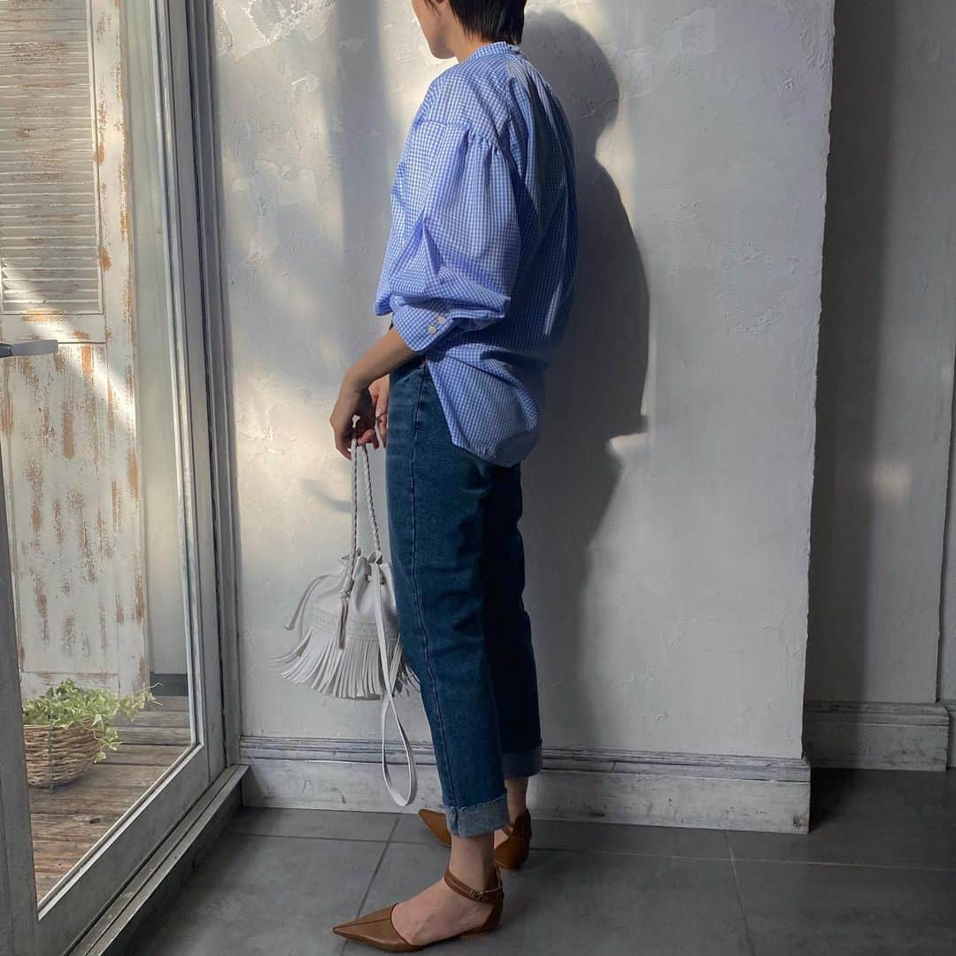 美生のインスタグラム：「#denim﻿ ﻿ 程よい起毛感とシルエットがキレイで﻿ めちゃ使える1本👖﻿ ﻿ 予約販売中です♡﻿ ﻿ ﻿ 新作との相性もバッチリ♡﻿ ﻿ ﻿」