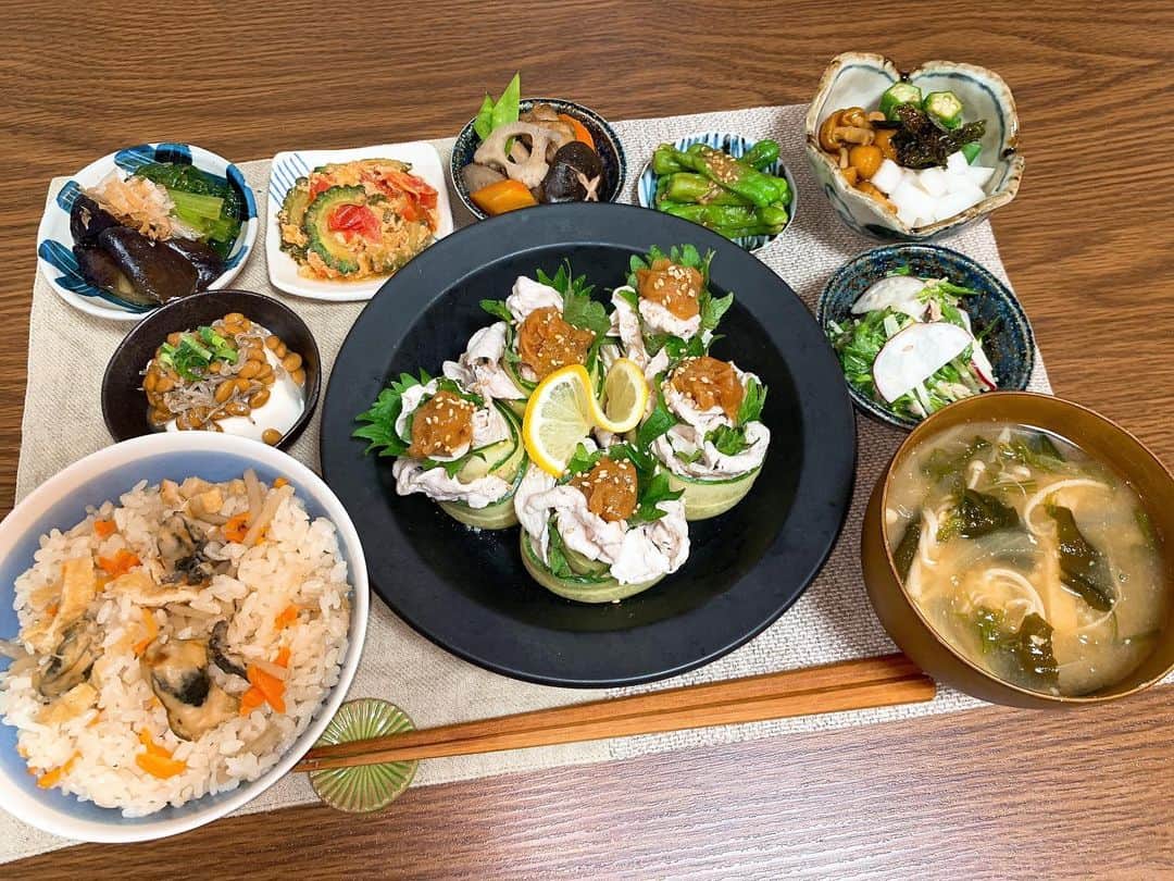 こっちゃんのインスタグラム：「2020シーズンご飯最後🍚 豚しゃぶ梅肉巻き🐷  明日から2021シーズンの練習開始！ 改めて皆様よろしくお願いします。m(_ _)m . . . . . #豚しゃぶ  #梅肉 #山芋とおくらのネバネバ  #ししとう  #ラディッシュ #筑前煮 #ゴーヤレシピ  #なすの煮浸し  #冷奴 #炊き込みご飯  #おうちごはん #夜ご飯 #自炊 #サッカー選手のごはん  #アスリート飯  #おうち時間 #ふたりごはん  #食卓 #お家ご飯 #よるごはん #晩ご飯 #献立 #献立日記 #アスリート #アスリートご飯 #手料理 #作り置き #副菜 #カターレ富山  #kataller」