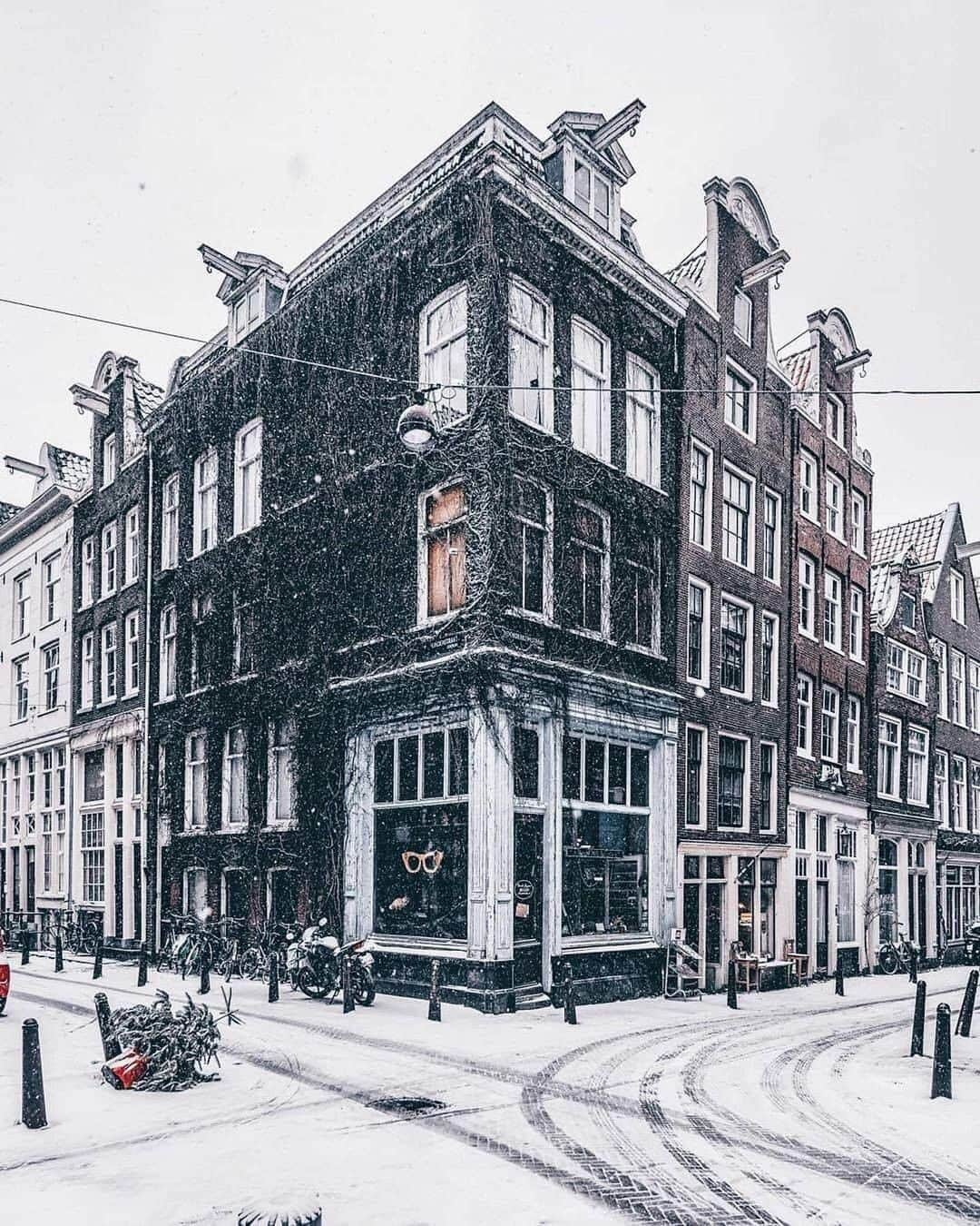 9GAGさんのインスタグラム写真 - (9GAGInstagram)「Once upon a winter ❄️ Follow @voyaged fore more winter gems around the 🌍 - 📷 @een_wasbeer - #voyaged #amsterdam #thenetherlands #9gag」1月17日 20時30分 - 9gag