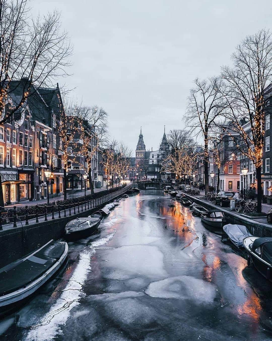 9GAGさんのインスタグラム写真 - (9GAGInstagram)「Once upon a winter ❄️ Follow @voyaged fore more winter gems around the 🌍 - 📷 @een_wasbeer - #voyaged #amsterdam #thenetherlands #9gag」1月17日 20時30分 - 9gag