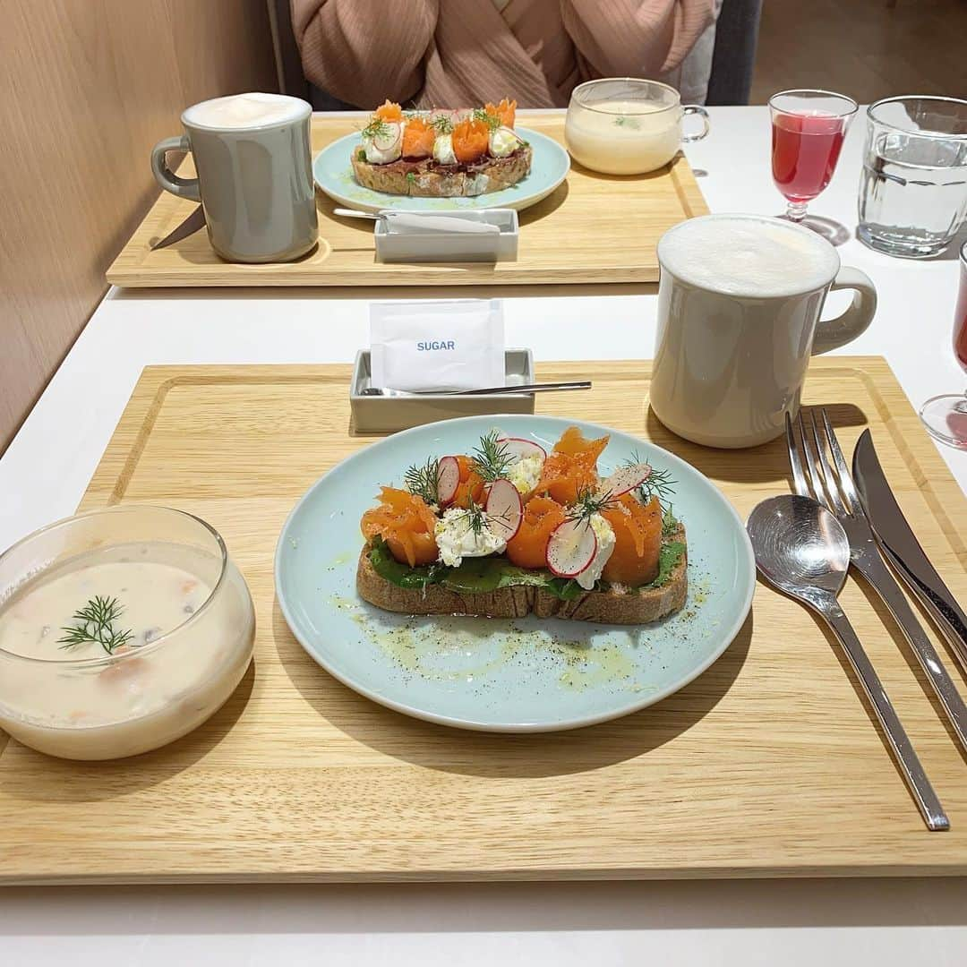 水澤彩佳さんのインスタグラム写真 - (水澤彩佳Instagram)「﻿ ﻿ ﻿ @koivecafe (📍銀座)﻿ ﻿ ﻿ ﻿ 2階のカフェでランチしたの！﻿ オープンサンドおいしかった🥪﻿ ﻿ 店内は北欧風で暖炉がある席もあって！﻿ 写真とりあいっこしてたら店員さんが撮ってくれたよ🥲💭💭﻿ また行きたくなるようなカフェでした🤍🤍﻿ ﻿ ﻿ 1枚目の写真は１階で撮ったよっ🤍﻿ ファーコートは  @lilyboutique_official   あったかくてよく着てるっ(  ˙º˙  )﻿ ﻿ ﻿ ﻿ ﻿ ﻿ #銀座カフェ #銀座ランチ #日比谷ランチ #日比谷カフェ #有楽町カフェ #有楽町ランチ  #koivecafe  #韓国通販 #プチプラコーデ #snidel #スナイデル」1月17日 20時27分 - m_i_zun