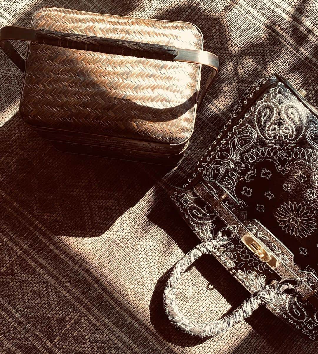 のインスタグラム：「The Vintage Iconic Hermes Bags Transformed by Jay Ahr  « Bandana » Écorce  Provenance: London, UK Circa 2011  Yarn embroidery   #hermes #jayahr #jonathanriss #kelly #birkin #constance #hermes #hermesbag #birkinbandana #bandana #oneoff #vintage #embroidery #sustainable #Art  #iconsxjayahr #everyhumanisanartist #transformation #gangstahr」
