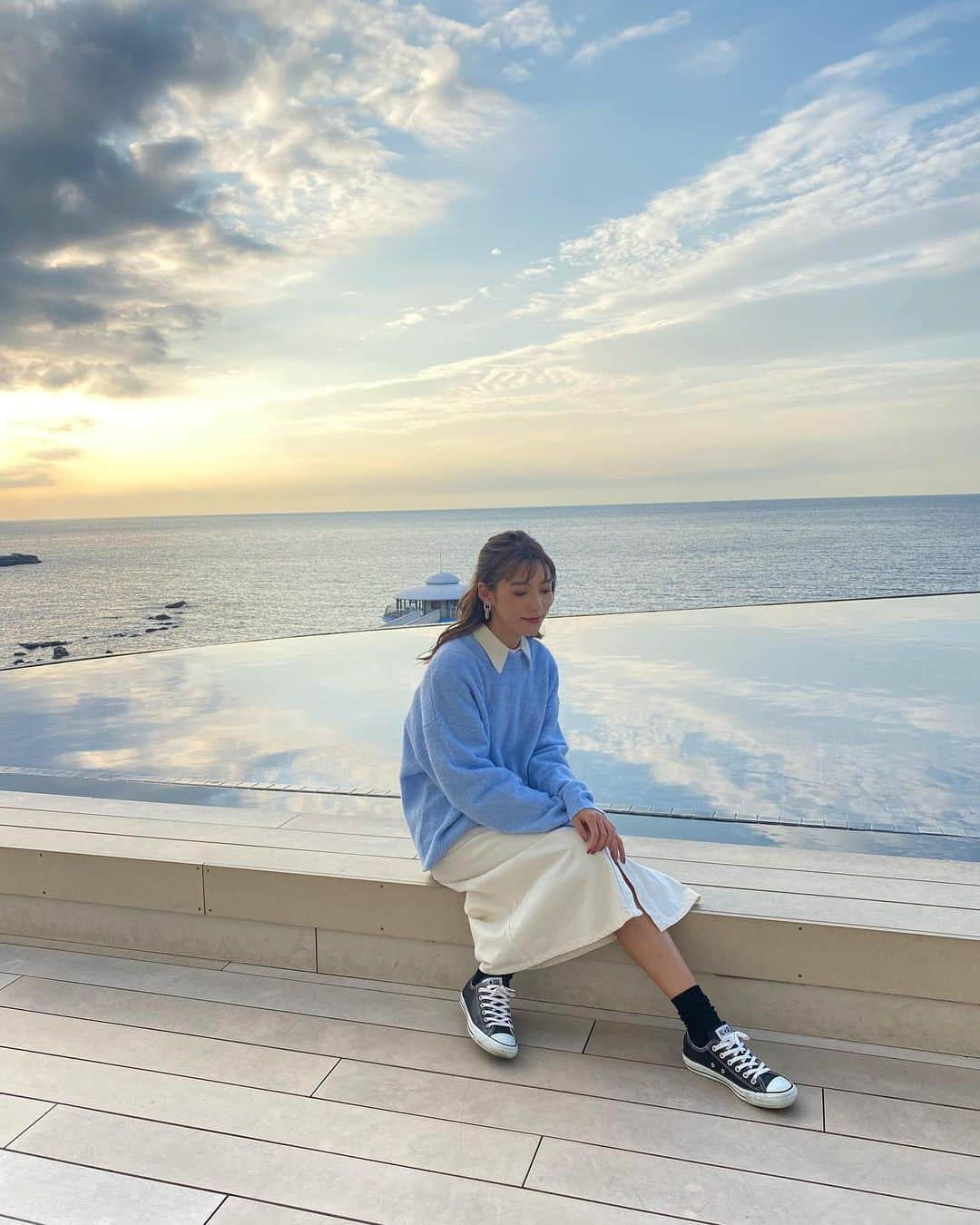 秋山未有さんのインスタグラム写真 - (秋山未有Instagram)「#throwback @keyterrace_hotelseamore 💫 ここ、空とインフィニティ足湯が繋がってすごく綺麗だったな〜  わたしの住む大阪にも緊急事態宣言が出て色んな我慢をしなきゃ行けない毎日だけど、新しい息抜きや趣味にも出会えて楽しく過ごしてます！ インスタのストーリー見てくださってる方は知ってると思うけど、私は #鳥獣戯画 を描くのにハマってます☺️  #思い出 #和歌山 #和歌山旅行 #白浜 #白浜旅行 #白浜ホテル #白浜グルメ #白浜カフェ #ホテルシーモア #キーテラスホテルシーモア #pr」1月17日 20時27分 - miyu_akiyama