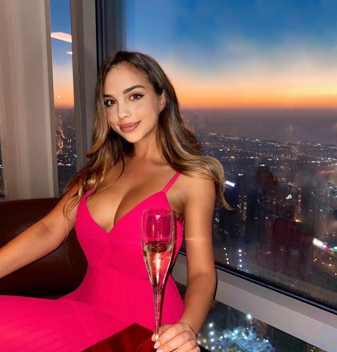 Weronika Bielikさんのインスタグラム写真 - (Weronika BielikInstagram)「Dinner at 123 floor in @atmospheredubai restaurant was a blast ✨ I was so happy to take my girls there for their last evening in Dubai. Our trip together for as simply w magic 🤩」1月17日 20時27分 - veronicabielik