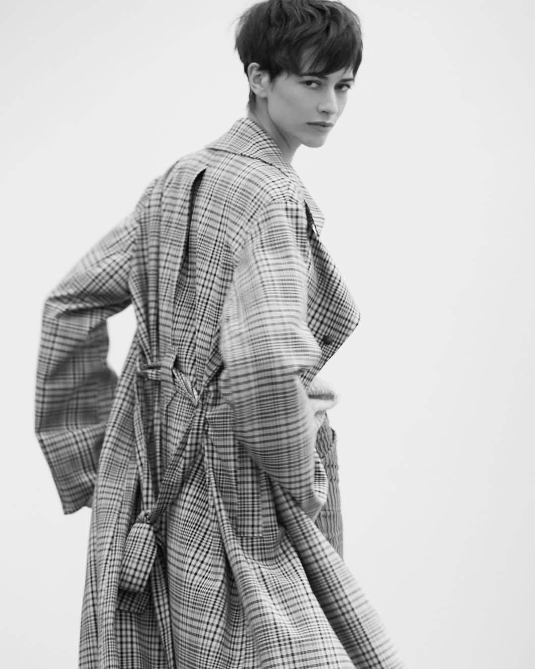 イネスドゥラフレサンジュのインスタグラム：「Manteau Mortimer à carreaux  Collection Automne / Hiver 2020 — Mortimer checkered coat Fall / Winter 2020 Collection  www.inesdelafressange.fr  #inesdelafressangeparis #inesdelafressange」