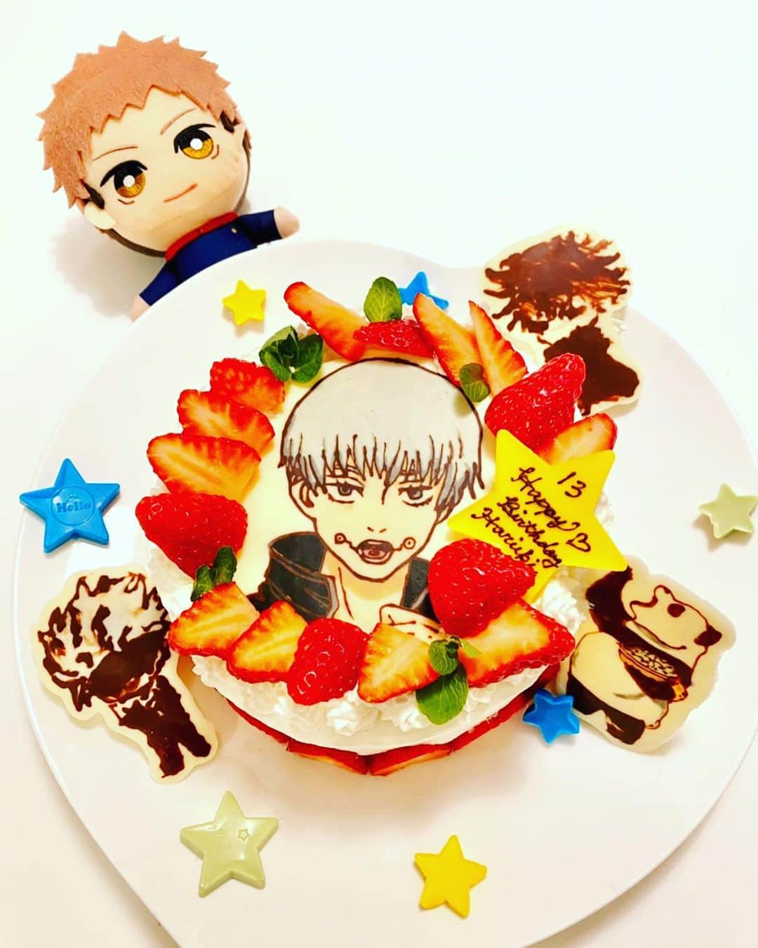 金子千尋さんのインスタグラム写真 - (金子千尋Instagram)「今年のセガレの誕生日ケーキ🎂 ． 僕はまだ呪術廻戦を読んでないので、 家から持ち出す許可がおりなかったので 見てもあまりピンとこないですが セガレは#狗巻棘 をリクエスト! ご満悦だったようです(￣▽￣)✧ ． そしてホール食い😎 ちなみに#五条悟 はセガーレが作成！ #伏黒恵 はセガーーレが作成！ #セガーレとセガーーレは初めてキャラチョコ作る🍫 #兄のために作る弟と妹 #他は👹 ． #happybirthday」1月17日 20時40分 - kanekochihiro_official