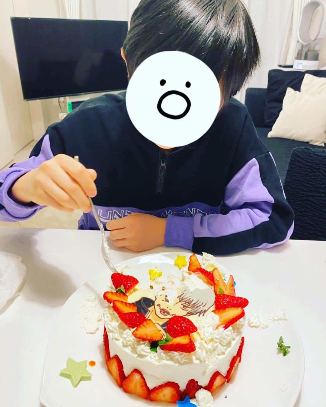 金子千尋さんのインスタグラム写真 - (金子千尋Instagram)「今年のセガレの誕生日ケーキ🎂 ． 僕はまだ呪術廻戦を読んでないので、 家から持ち出す許可がおりなかったので 見てもあまりピンとこないですが セガレは#狗巻棘 をリクエスト! ご満悦だったようです(￣▽￣)✧ ． そしてホール食い😎 ちなみに#五条悟 はセガーレが作成！ #伏黒恵 はセガーーレが作成！ #セガーレとセガーーレは初めてキャラチョコ作る🍫 #兄のために作る弟と妹 #他は👹 ． #happybirthday」1月17日 20時40分 - kanekochihiro_official