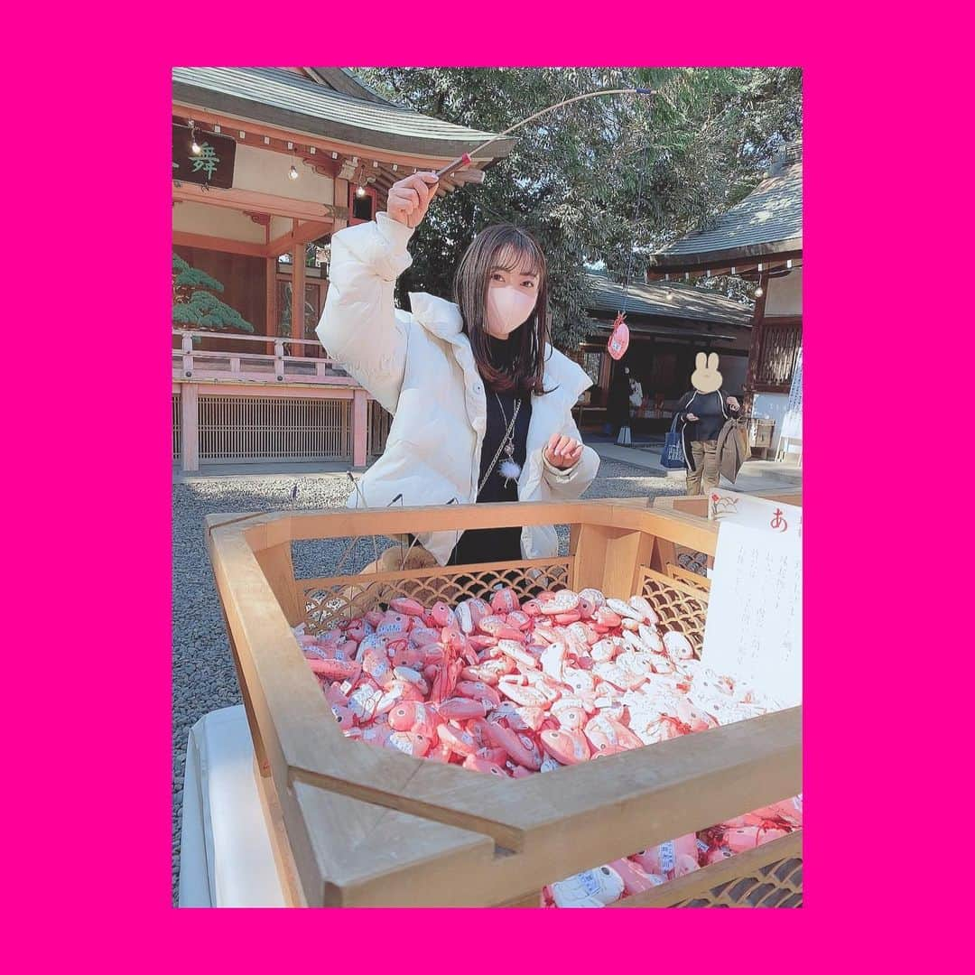 成田梨紗のインスタグラム：「今年は行ってみたい神社が たくさんあるな⛩✨﻿ ﻿ ちなみにここ数年連続で﻿ わたしのおみくじの結果はだいたい﻿ 川崎大師で凶🥠﻿ 浅草寺で大吉🥠﻿ をひいてる記憶〜😂💭﻿ ﻿ ﻿ 何も気にせず楽しめる日が﻿ 1日でも早くくるといいな！﻿ ﻿ #氷川神社 #一年安鯛」