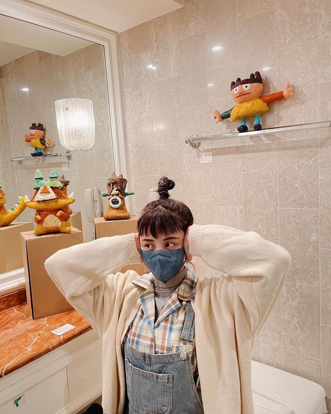 宇珊のインスタグラム：「謝謝 @mickey1972330 佼哥的票 兩年後再次看到 @onearttaipei  差點花十一萬買我好喜歡好喜歡的畫（依舊考慮中🥺） #看展刺激腦袋 #三層樓逛好逛滿 #hotelartfair」