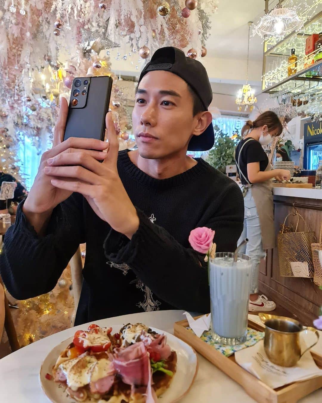 デスモンド・タンのインスタグラム：「Yes, baby! It's THE Galaxy S21 Ultra 5G!  It's definitely my favourite phone so far. The design is so sleek and the phantom black finishing is sexyyy! I've been playing with my new love all weekend since the epic unboxing party.   I usually prefer not to carry a bulky camera when I'm out or on a vacation. Thus, the 108MP camera is definitely my favourite feature of the phone. This little one captures incredibly beautiful graphics that allows me to pinch any details i want.   P.S. With the 100X Space Zoom, I can now scan the SafeEntry QR from afar! 😜   #GalaxyS21Ultra5G #TeamGalaxy #2121EpicParty  #withGalaxy @samsung_sg」
