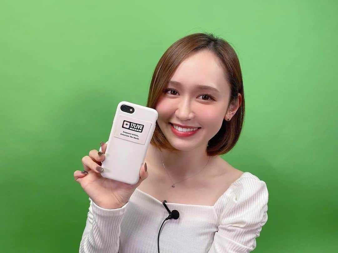 伊藤千凪海のインスタグラム：「グリーンバックは﻿ ﻿ ゲーム配信でもよく使ってました😋﻿ ﻿ ﻿ ﻿ 最近はOW熱だったけど﻿ ﻿ キングスキャニオン復活ぽいから﻿ ﻿ またAPEXもやろ🥺﻿ ﻿ オリンパスが嫌すぎて﻿ ﻿ OWに戻ってました🦆﻿ ﻿ MAP復活うれしいー💓🗺﻿ ﻿ ﻿ ﻿ 今日もイチナナ🎤よろしくねっ！﻿ ﻿ ﻿ ﻿ ﻿ ﻿ #イチナナ #17live #Apexlegends﻿ #ゲーム #グリーンバック ﻿ #エーペックスレジェンズ」