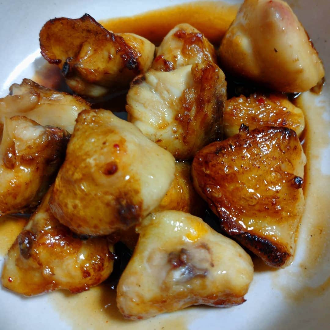 のインスタグラム：「本日のズボラ飯  ぼんじりのバタポンキム炒め  白菜と牛肉のタジン鍋しゃぶ ポン酢+おろしニンニク  #ズボラ飯 #自炊飯 #ドケチ飯 #プロレスラーが作る飯 #酒飲みの味 #基本茶色 #ポン酢lover」