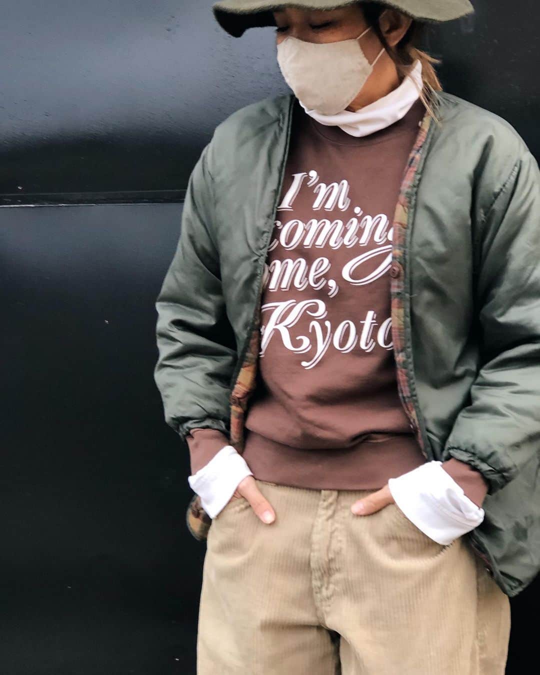 のインスタグラム：「月末に予定していた大阪でのPOPUP  この状況を考えるとやはり開催は厳しいと判断しました 楽しみにしてくださっていた方々には申し訳ありませんが状況を見ながら暖かくなった頃に開催させていただけたらと考えています またこちらで告知させていただきますので楽しみに待っていただけたら嬉しいです  今日はもはや懐かしさを感じてしまう京都 @fujiidaimaru でのPOPUP記念のスウェットを着てみました 白タートル合わせが気に入ってます やや薄手なのでつなぎの下やオーバーオールにも合わせやすいです アメリカの地名の古着スウェットのような感覚で着ていただきたいなと☻ あと数枚はありますのでご希望の方はDMにてお問い合わせください  #swellvtg #sweatshirt #kyoto」
