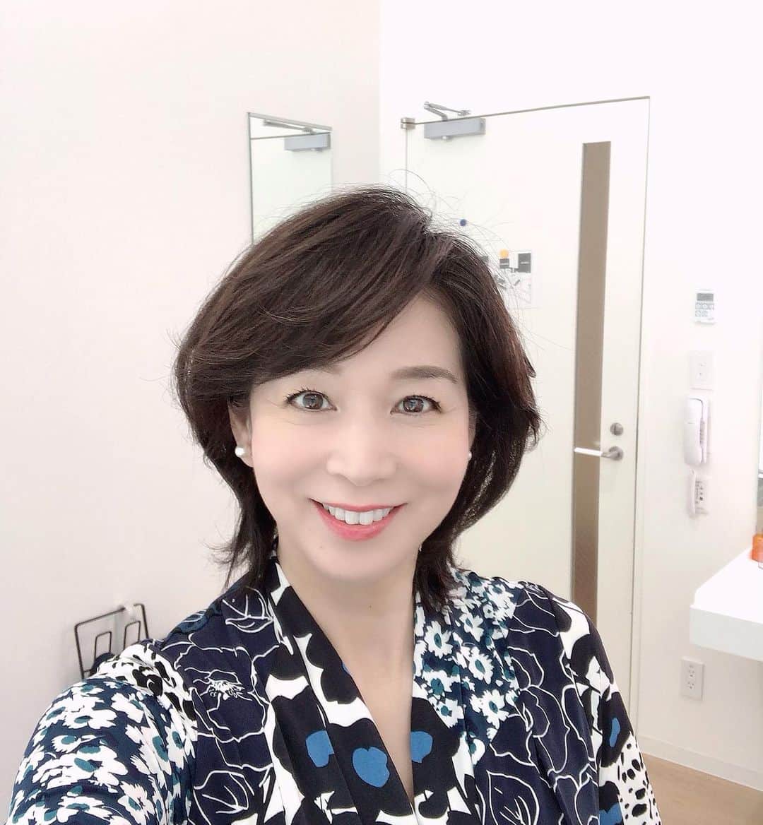 伊藤聡子さんのインスタグラム写真 - (伊藤聡子Instagram)「ミヤネ屋の衣装はRoman🇬🇧の 花柄ワンピースでした😊 ブルー＆ネイビーの色んな花柄のパッチワークのような柄で女性陣には評判でした〜😆 羽田空港国際線ターミナルには伊勢神宮や出雲大社にご奉納している絵馬師による開運の絵馬が飾られていますが、多分ほとんどの方は見られないと思うので、お裾分けです✨ 絵馬にも描かれていますが、先週の本物の富士山も💕 #ミヤネ屋#roman🇬🇧#絵馬#羽田空港国際線ターミナル#絵馬師#永崎ひまるさん#富士山#伊藤聡子」1月17日 20時37分 - satokoito73