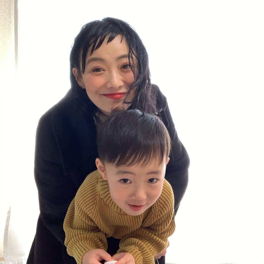 田中真奈美のインスタグラム：「さっき旦那さんに、 「ね、私達来週で20年だよ、、、」 ってさりげなく携帯見ながら言ったら . 「歳取ったね、、☺️」 . って返事が帰って来た😂 聞き間違いかと思ったよ！！ . 「え⁉️求めてるのそんな言葉じゃない🤣」笑💦 . 確かに歳取った👫➡︎🧑🏻‍🦳👨🏻‍🦳 17歳だったからね💕 . あの頃三木道三が流行ってたよ😂 知ってる？Mステ観たよね？笑 （同世代のみに同意を求めてます🤣） 旦那さんの着メロはm-floだったな🎶 come again✨ . #リョータの冬遊び⛄️  コーデ撮ってたら入って来たリョータと💕🎶」