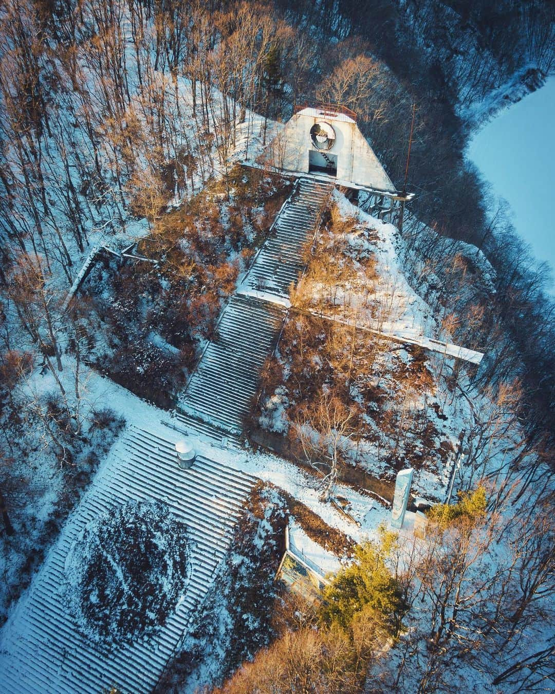 啝 （わ）さんのインスタグラム写真 - (啝 （わ）Instagram)「Winter Altar 𓆲 𓆲 𓆲 #droneoftheday #djimavicpro #djiglobal #drone #dronephotography #dronestagram #dji #topdronephotos #fromwhereidrone #wedroneasia #droneosoar #skyhilife  #japan_urbex #JJ_URBEX #made_in_decay #kf_urbandonedmasks #KINGS_ABANDONED #m3xtures #Meistershots #moodygrams #nature_takes_over #natures_reclaim #ominous_perfection #pr0ject_uno #rsa_preciousjunk #savethedecay #sfx_decay」1月17日 20時42分 - neji_maki_dori