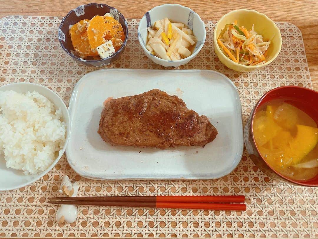 のインスタグラム：「お、に、くー💓💓 #アローファーム　さんのお肉☺✨ おいしいのだ〜♥️♥️  小鉢の真ん中のは、#コジトモ さんからいただいた柚子を使って☺✨ 長芋の柚子漬けです✨ 無農薬で美味しくて嬉しいですっ♪♪  ありがとうございました〜っ😍  左のみかんは、#山本ゆり　さんのレシピでクリームチーズと胡桃、塩胡椒オリーブオイルをかけたもの✨  実家からダンボールで届いたみかんがまだまだ残ってるので消費したくて作りました笑  簡単だし単品で食べると美味しくていいんだけど、ご飯にはあんまり合わなかった笑 洋食の時にまた作ります😆💦  #おうちごはん　#肉 #アローファーム　#長芋の柚子漬け #春雨サラダ　#かぼちゃと玉ねぎのお味噌汁」