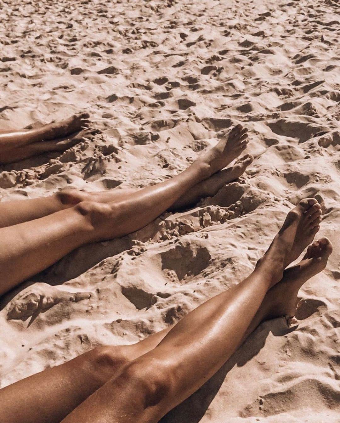 ヴァネッサ・アクセンテのインスタグラム：「Soon ☀️🌴 #goldenhour」
