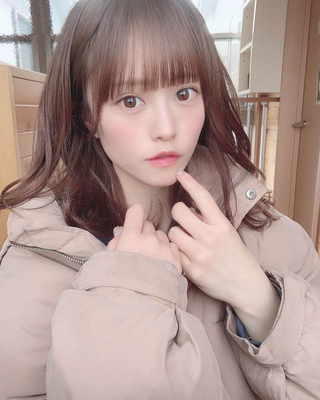 葉月沙耶さんのインスタグラム写真 - (葉月沙耶Instagram)「昨日は職業くまです🧸なんて言ってみたんだけれど本当は歌ったり踊ったりしてます(´౿`)♡  今年に入ってからはまだイベントが決まってなかったんだけど来週にLIVEが決まったのです(*´ 艸｀)♡幸  1.24(日)神田明神ホール だって⸝⸝⸝♡  やっとみんなに会えるじゃーーーーん！‪‪‎☺︎‪‪❤︎‬  めーーーっちゃ楽しみなぁ‪‪❤︎‬  みんな駆けつけてね♡ 詳細はTwitterに載せてます‎☺︎  もしも最近気になってるなぁ〜🤫 久々に会いたいな〜🤫  とか思った人もぜひ会えたら嬉しいな𓂃𓈒𓏸💚  やっとLIVEが出来ることが嬉しすぎてたまらない(´౿`)♡  他にもLIVE決まって行くと思うからチェックよろしくね‪🍦‬⸝⸝⸝♡  すごい楽しみすぎて美容院予約しちゃった‪‪♡♡(*´艸`)  アイドルしてる時が本当に1番の幸せなんだよね〜 ߹𖥦߹♡♡  だから会えない期間やお家が遠い人もこうして見つけてくれて見ててくれて応援してくれるのが本当にしあわせ𓈒 𓂂𓏸‪‪❤︎‬  私を見つけてくれてありがとう‪‪❤︎‬ ってHIGH SPIRITSのSpecial Loveの歌詞なんだよ(⸝⸝•‧̫•⸝⸝)♡♡  ハイスピの曲、 すごいいい曲たくさんあるからみんなに聞いて欲しいな〜‪‪❤︎  今日の写真は撮りたてほやほや写真だよ🥳 ‬ 何枚目がいいかな？‎☺︎  #ゆるふわ巻き #ダウンジャケット #rodeo #トレーナーコーデ #トレーナー女子 #トレーナーワンピ #冬服コーデ #あざとかわいい #あざとくて何が悪いの #職業 #くま #じゃなくて #本当は #アイドル」1月17日 20時44分 - sayapon_310