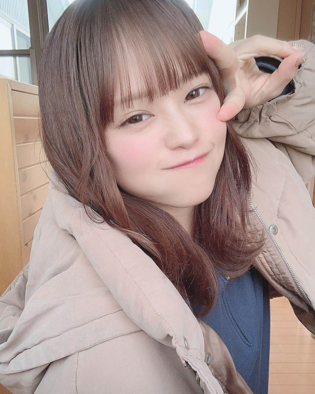 葉月沙耶さんのインスタグラム写真 - (葉月沙耶Instagram)「昨日は職業くまです🧸なんて言ってみたんだけれど本当は歌ったり踊ったりしてます(´౿`)♡  今年に入ってからはまだイベントが決まってなかったんだけど来週にLIVEが決まったのです(*´ 艸｀)♡幸  1.24(日)神田明神ホール だって⸝⸝⸝♡  やっとみんなに会えるじゃーーーーん！‪‪‎☺︎‪‪❤︎‬  めーーーっちゃ楽しみなぁ‪‪❤︎‬  みんな駆けつけてね♡ 詳細はTwitterに載せてます‎☺︎  もしも最近気になってるなぁ〜🤫 久々に会いたいな〜🤫  とか思った人もぜひ会えたら嬉しいな𓂃𓈒𓏸💚  やっとLIVEが出来ることが嬉しすぎてたまらない(´౿`)♡  他にもLIVE決まって行くと思うからチェックよろしくね‪🍦‬⸝⸝⸝♡  すごい楽しみすぎて美容院予約しちゃった‪‪♡♡(*´艸`)  アイドルしてる時が本当に1番の幸せなんだよね〜 ߹𖥦߹♡♡  だから会えない期間やお家が遠い人もこうして見つけてくれて見ててくれて応援してくれるのが本当にしあわせ𓈒 𓂂𓏸‪‪❤︎‬  私を見つけてくれてありがとう‪‪❤︎‬ ってHIGH SPIRITSのSpecial Loveの歌詞なんだよ(⸝⸝•‧̫•⸝⸝)♡♡  ハイスピの曲、 すごいいい曲たくさんあるからみんなに聞いて欲しいな〜‪‪❤︎  今日の写真は撮りたてほやほや写真だよ🥳 ‬ 何枚目がいいかな？‎☺︎  #ゆるふわ巻き #ダウンジャケット #rodeo #トレーナーコーデ #トレーナー女子 #トレーナーワンピ #冬服コーデ #あざとかわいい #あざとくて何が悪いの #職業 #くま #じゃなくて #本当は #アイドル」1月17日 20時44分 - sayapon_310